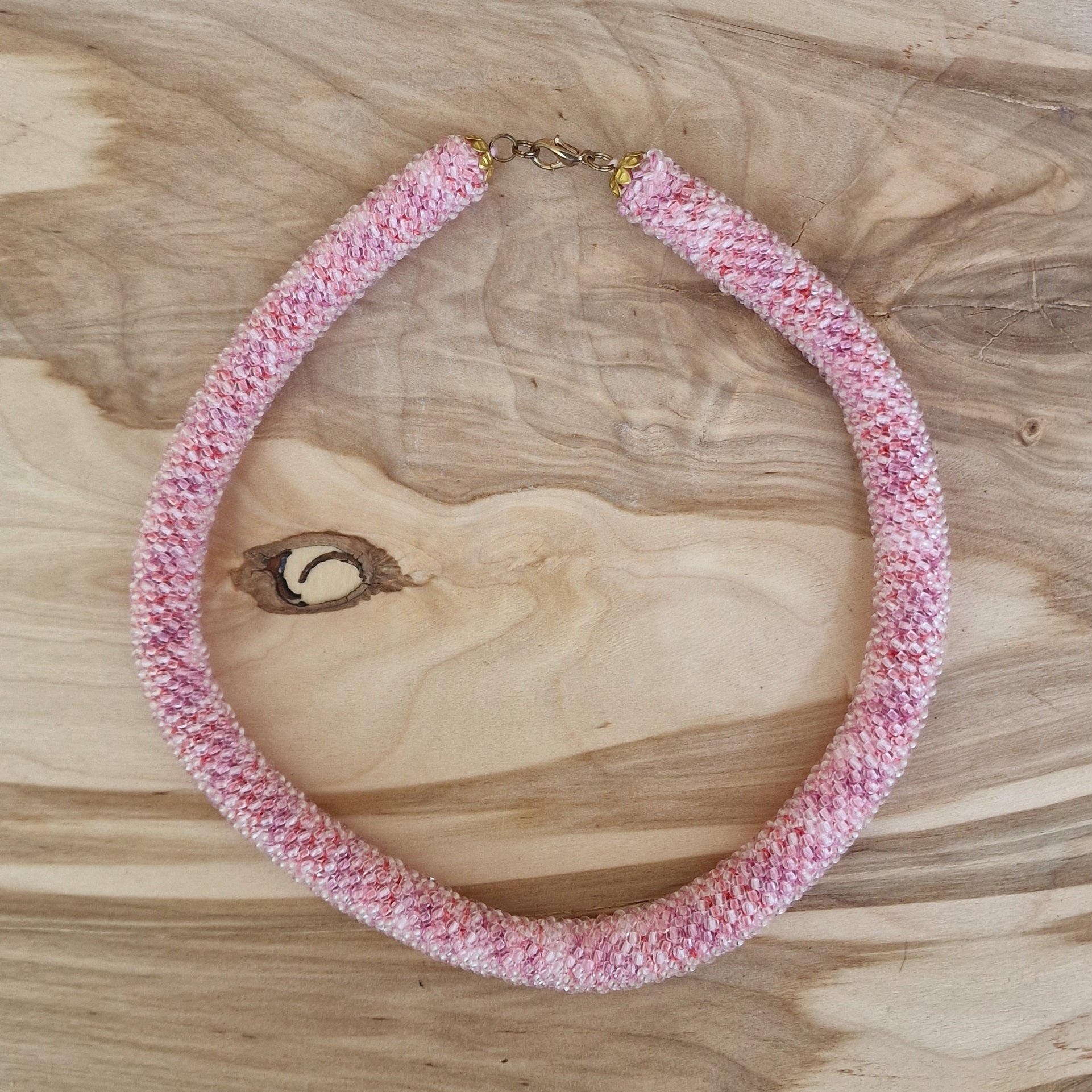 Maigi rozā tuneļtehnikas sīkpērlīšu kaklarota (DAMI 5) - www.tiptip.lv 