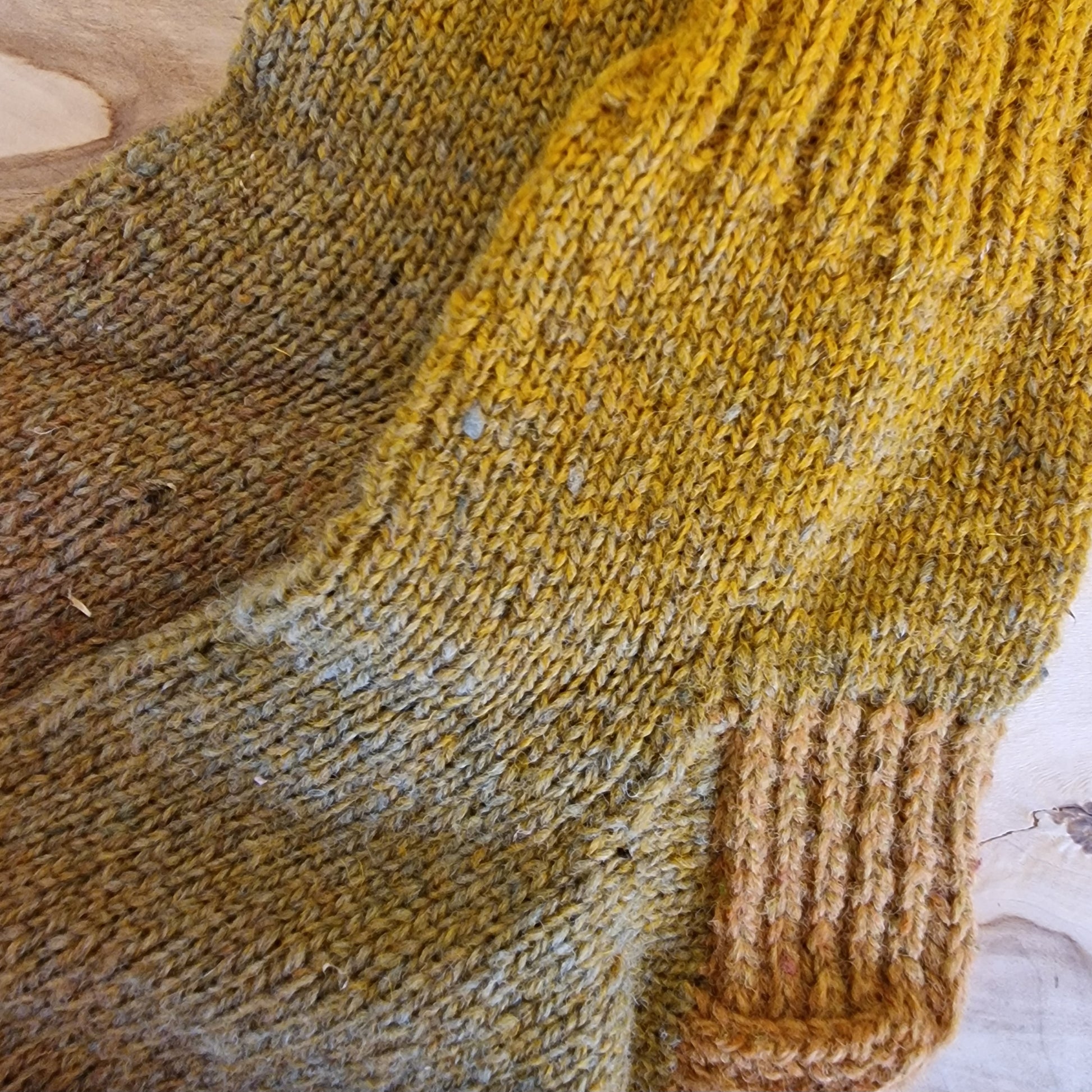 Maigi sinepju un zaļganu toņu vilnas zeķes 42.-44.izm. (IVZA 36) - www.tiptip.lv 