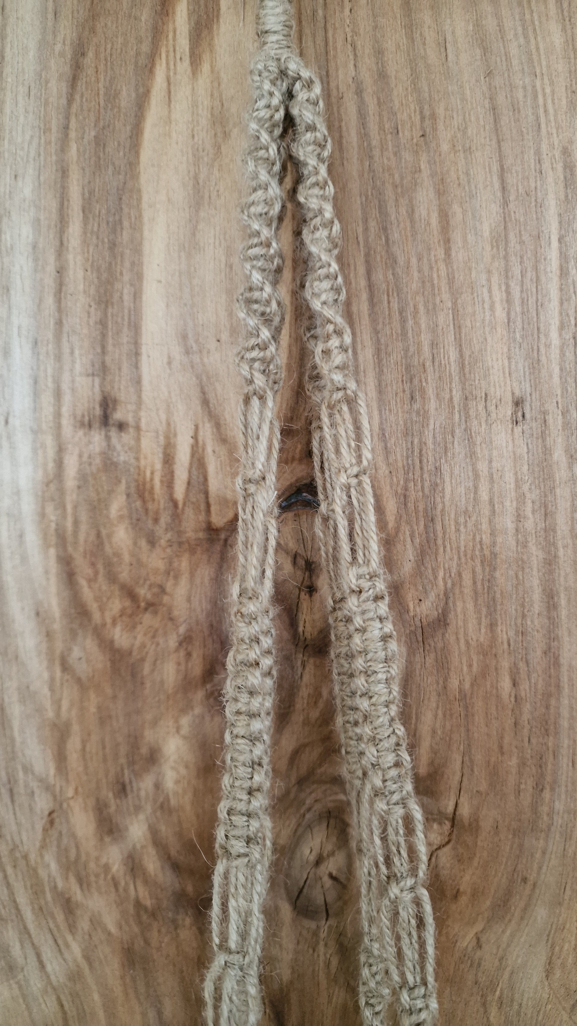 Makramē puķu / augu poda turētājs brūnipelēks (ANBL 19) - www.tiptip.lv 