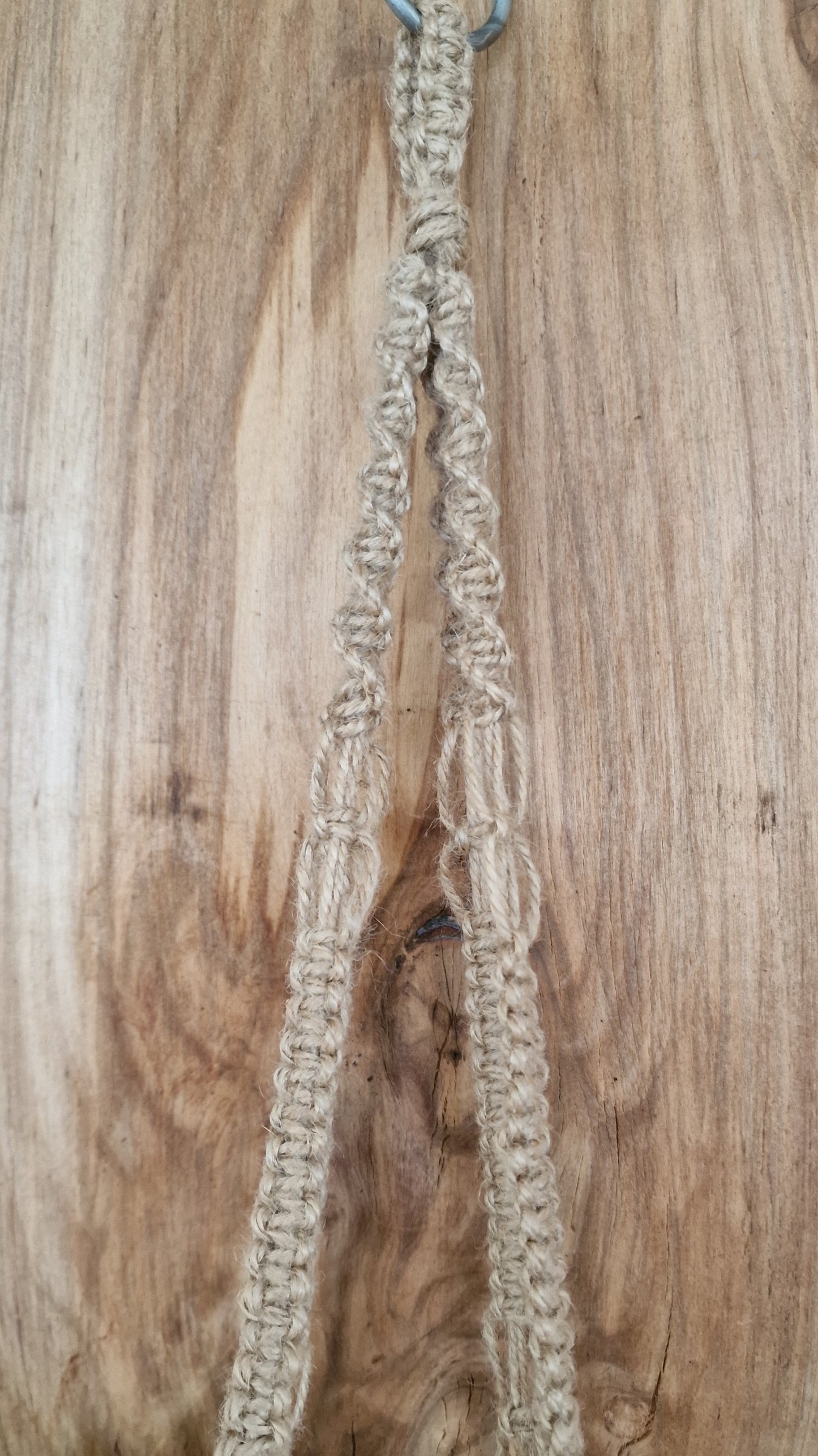 Makramē puķu / augu poda turētājs brūnipelēks (ANBL 21) - www.tiptip.lv 