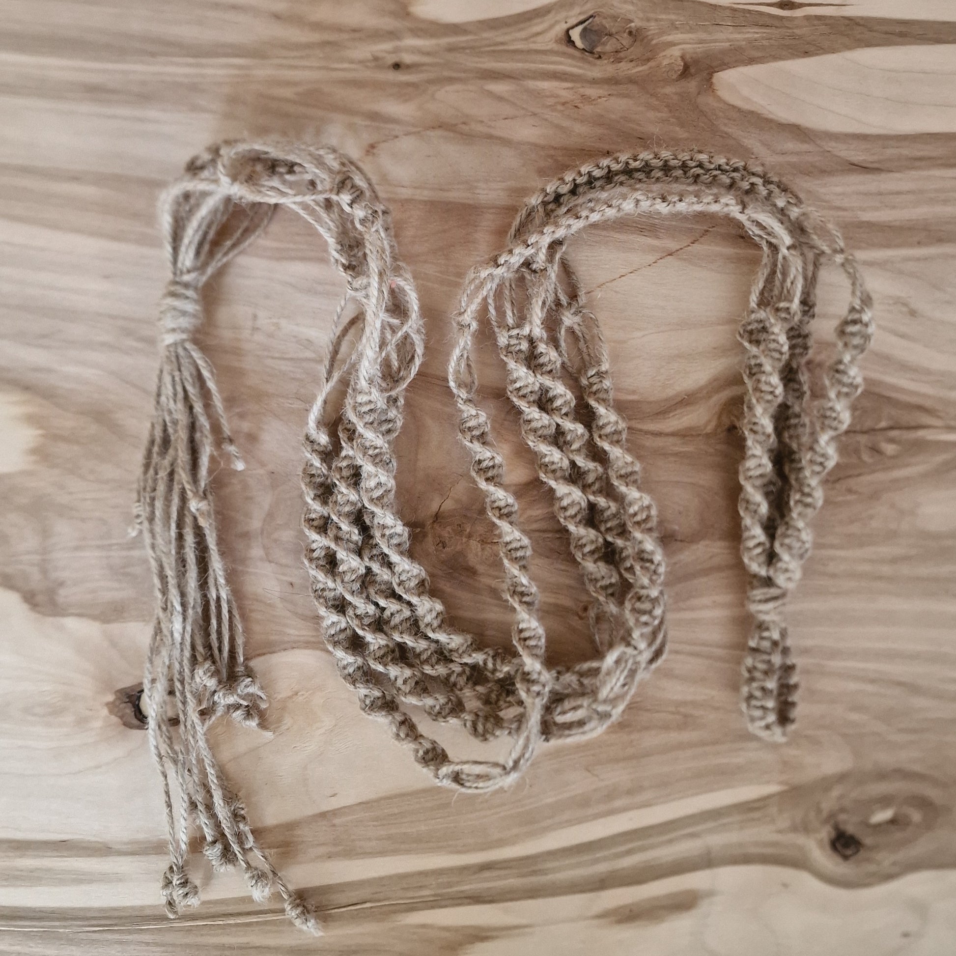 Makramē puķu / augu poda turētājs brūnipelēks (ANBL 21) - www.tiptip.lv 