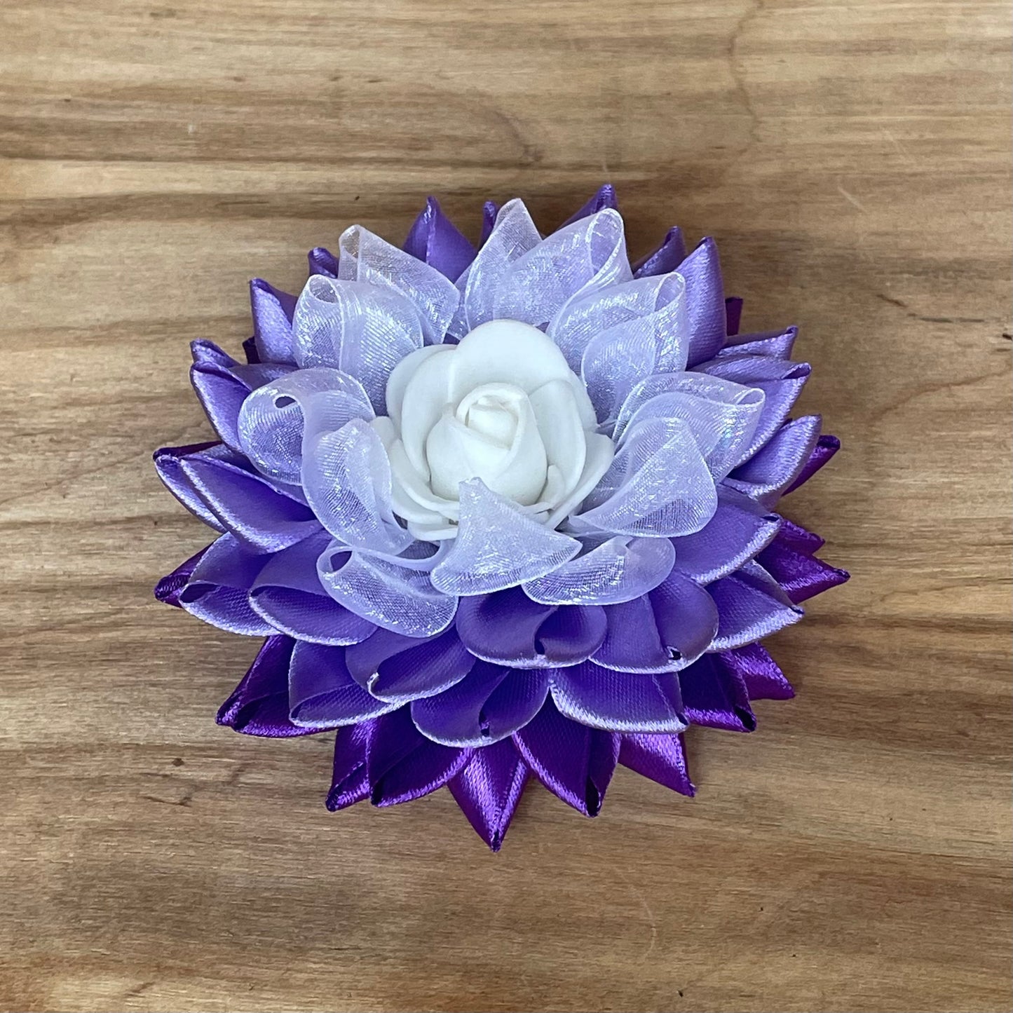 Matu gumija violetā zieda formā ar balta zieda dekoru (IRFI 1) - www.tiptip.lv 