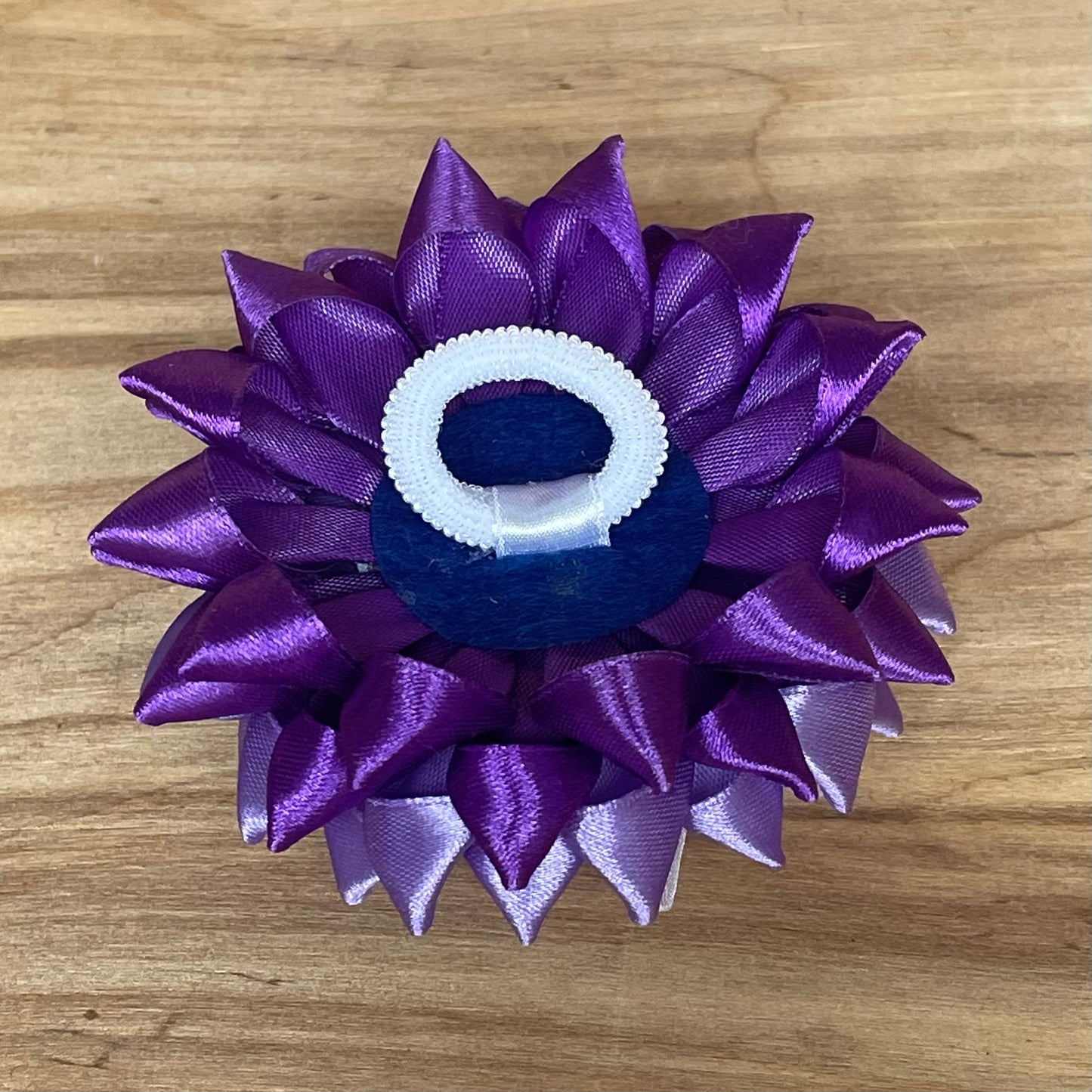 Matu gumija violetā zieda formā ar balta zieda dekoru (IRFI 1) - www.tiptip.lv 