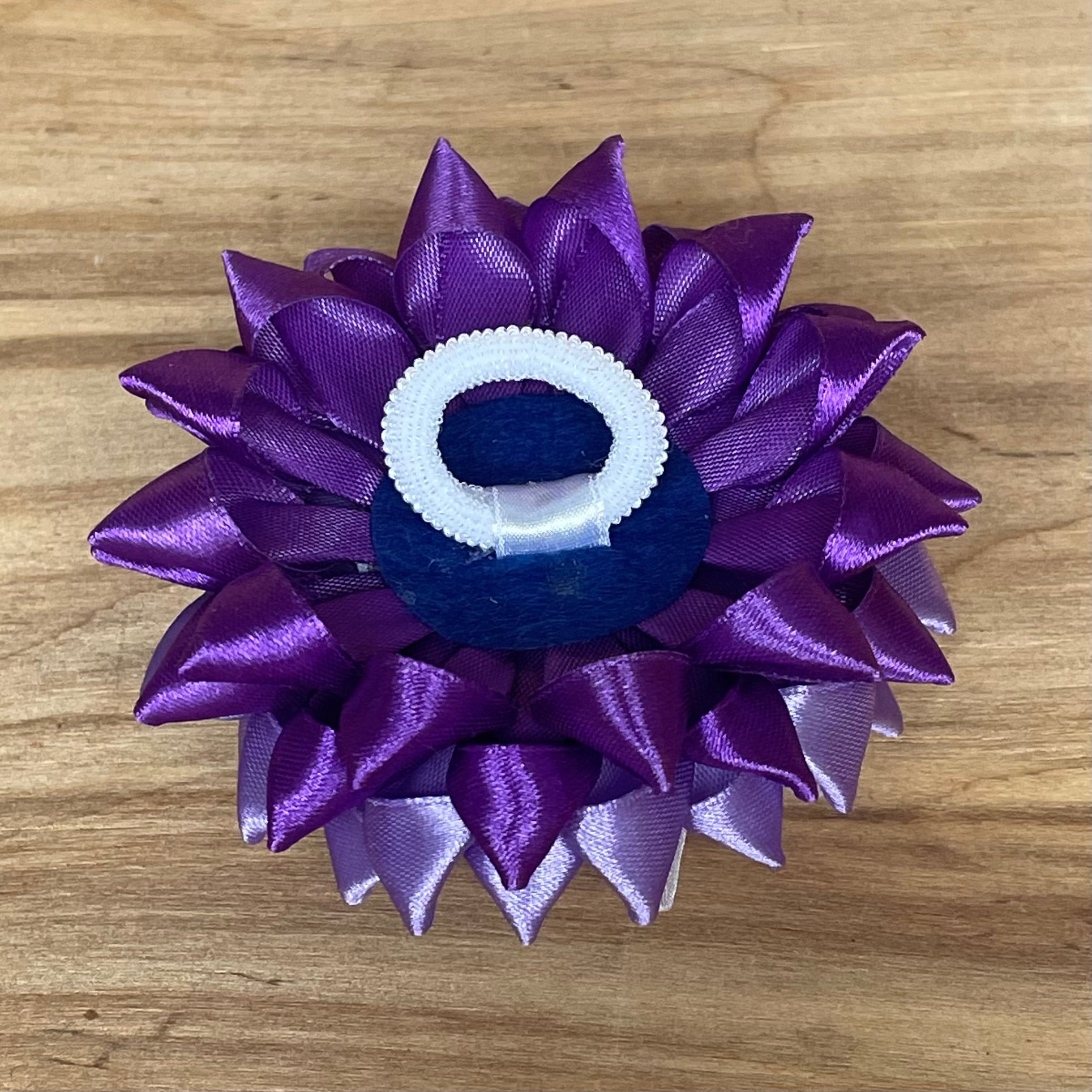 Matu gumija violetā zieda formā ar balta zieda dekoru (IRFI 1) - www.tiptip.lv 