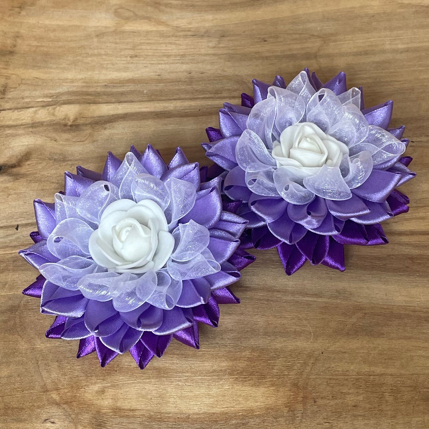 Matu gumija violetā zieda formā ar balta zieda dekoru (IRFI 1) - www.tiptip.lv 