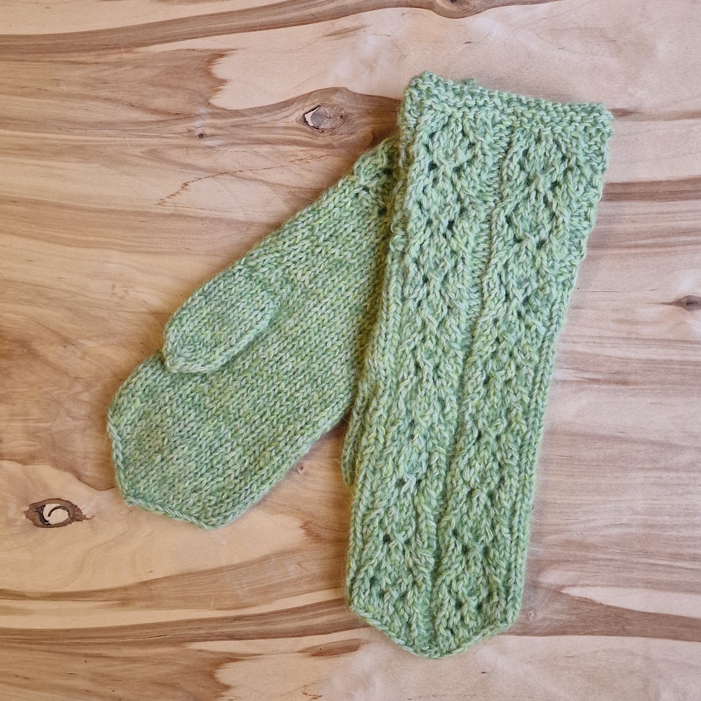 Melanža gaiši zaļi adīti dūraiņi (DZTO 76) - www.tiptip.lv 