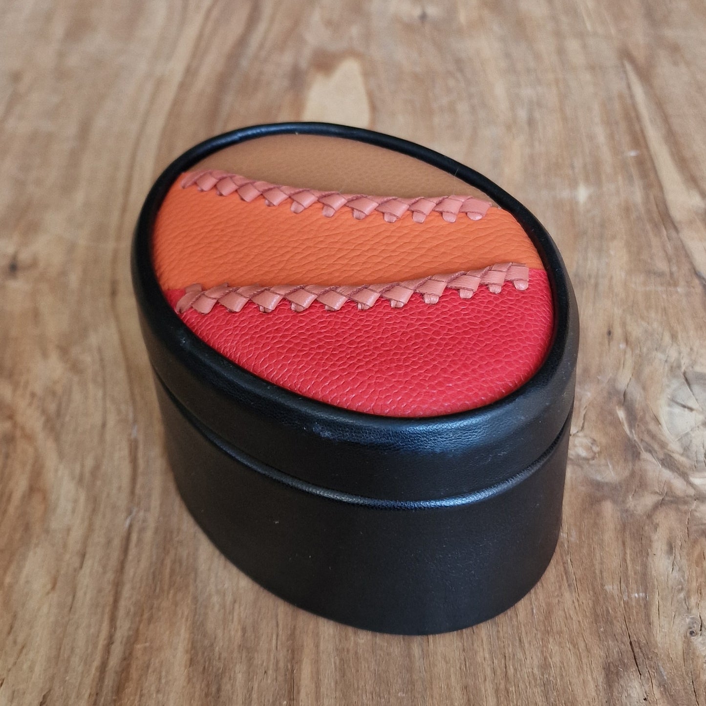 Melna dekoratīvā ādas kārba ar brūni / oranži / sarkanu vāku / ovāla L (RARA 222) - www.tiptip.lv 