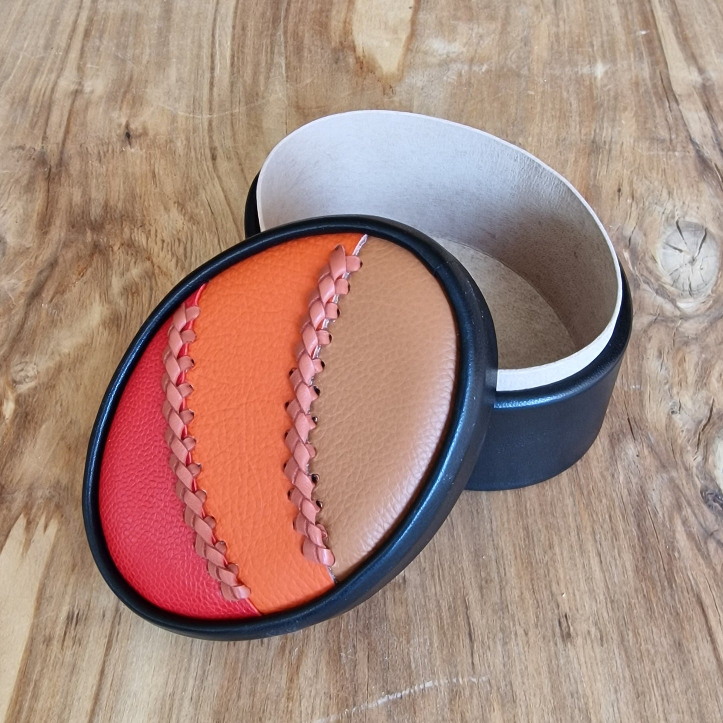 Melna dekoratīvā ādas kārba ar brūni / oranži / sarkanu vāku / ovāla L (RARA 222) - www.tiptip.lv 