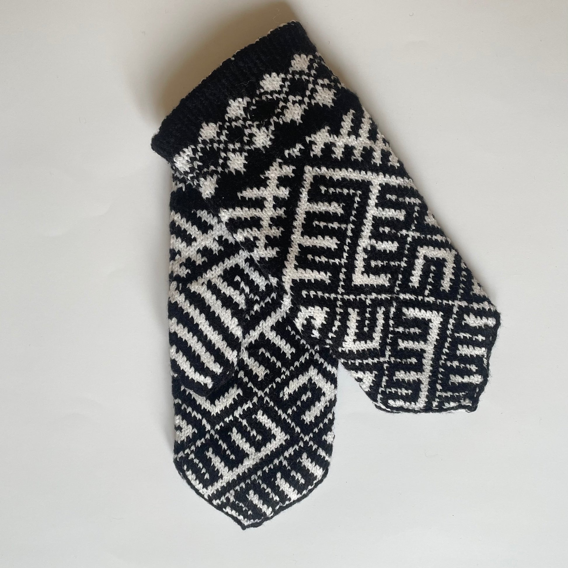 Melnbalti vilnas dubultie dūraiņi ar latvisku rakstu (GEBA 101) - www.tiptip.lv 