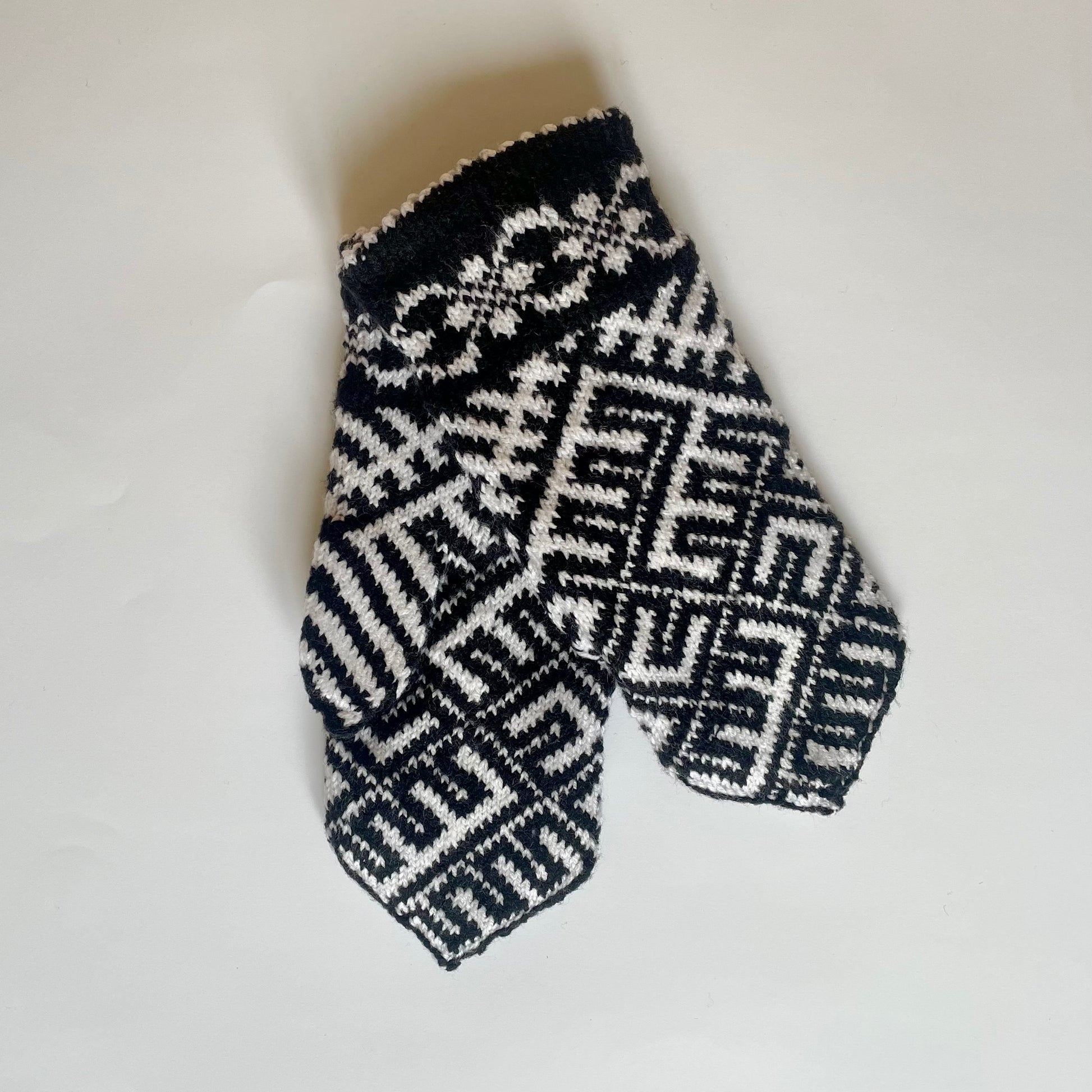 Melnbalti vilnas dubultie dūraiņi ar latvisku rakstu (GEBA 92) - www.tiptip.lv 