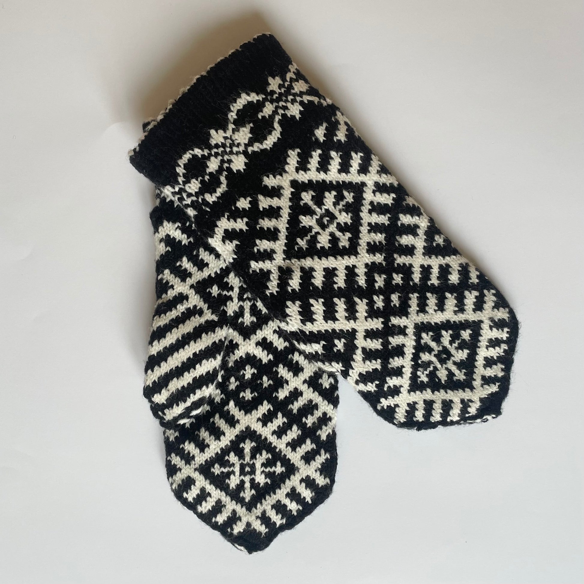 Melnbalti vilnas dubultie dūraiņi ar latvisku rakstu (GEBA 96) - www.tiptip.lv 