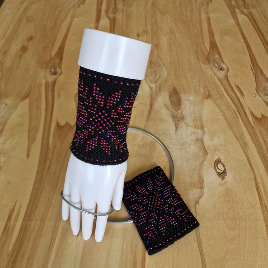 Melni merīnvilnas mauči/pulsa sildītāji ar rozīgi sarkanu nokrāsu pērlīšu Ausekļa zīmēm (ANLA 40) - www.tiptip.lv 