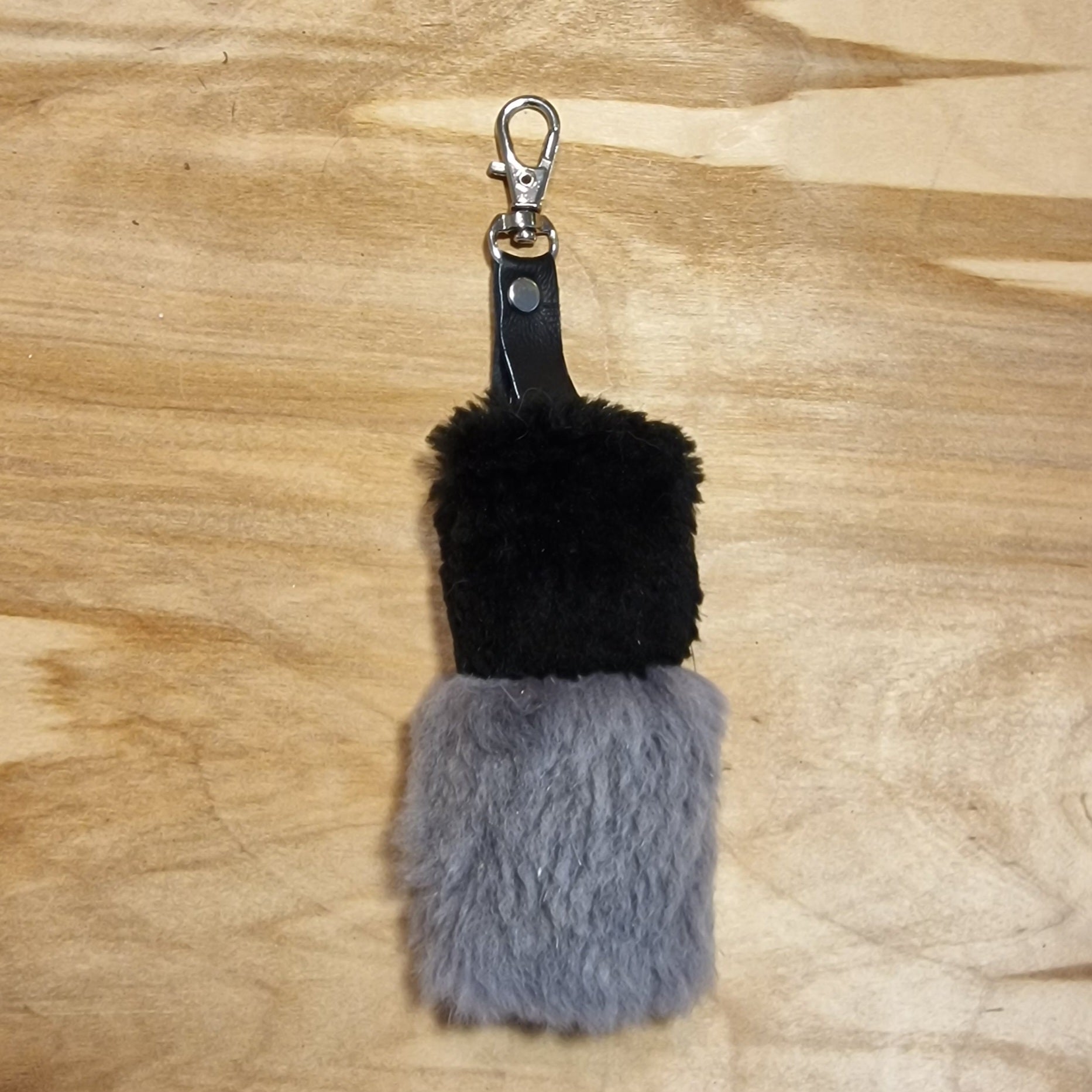 Melni pelēks mīkstas ādas atslēgu piekariņš (JĀNA 15) - www.tiptip.lv 