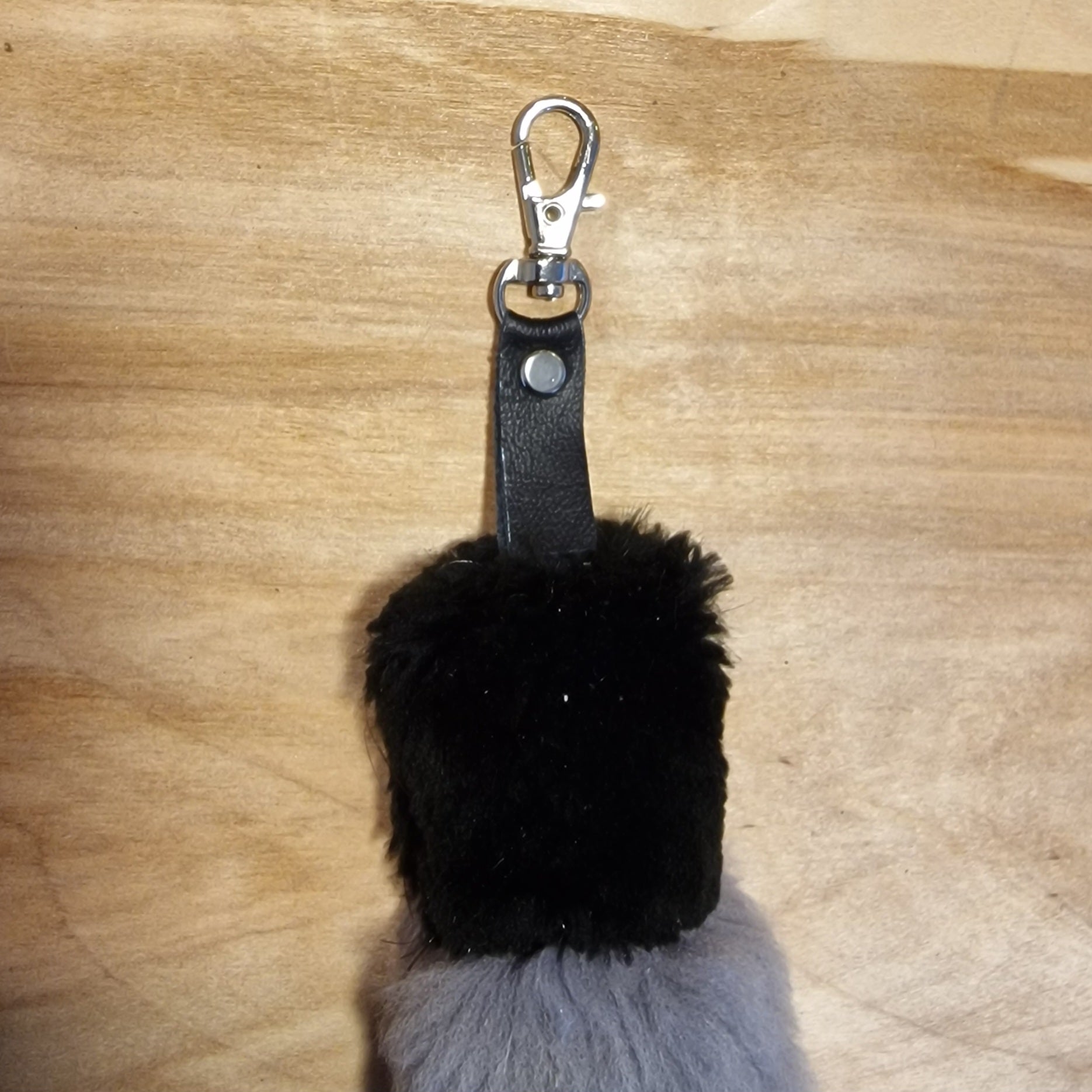 Melni pelēks mīkstas ādas atslēgu piekariņš (JĀNA 15) - www.tiptip.lv 