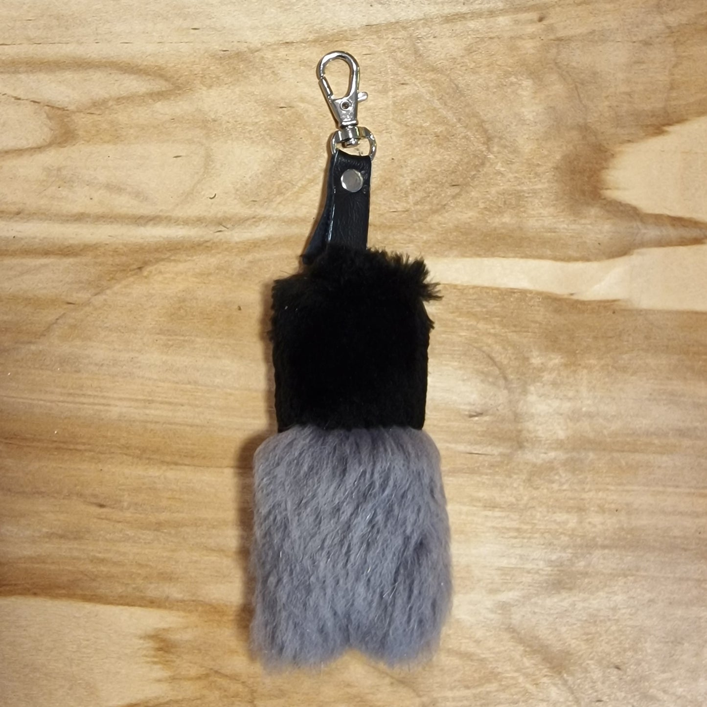 Melni pelēks mīkstas ādas atslēgu piekariņš (JĀNA 19) - www.tiptip.lv 