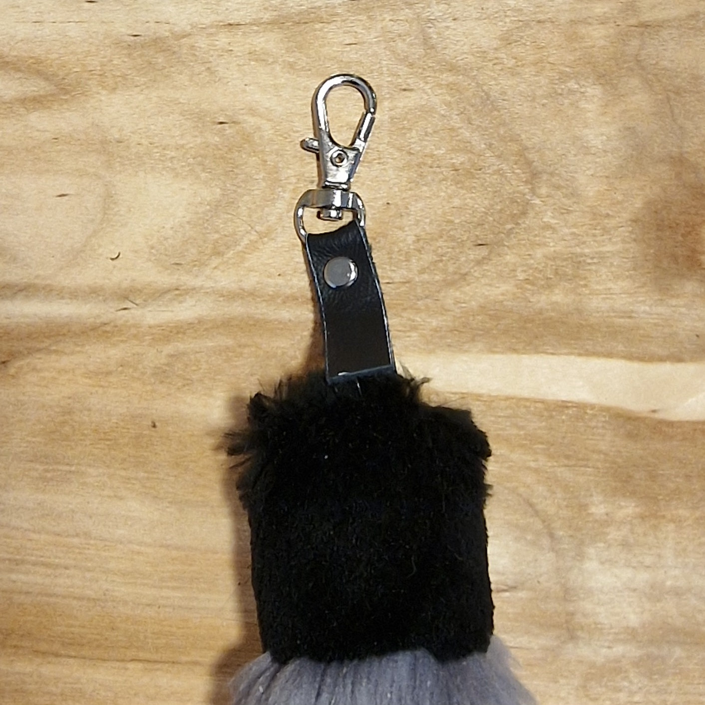 Melni pelēks mīkstas ādas atslēgu piekariņš (JĀNA 19) - www.tiptip.lv 