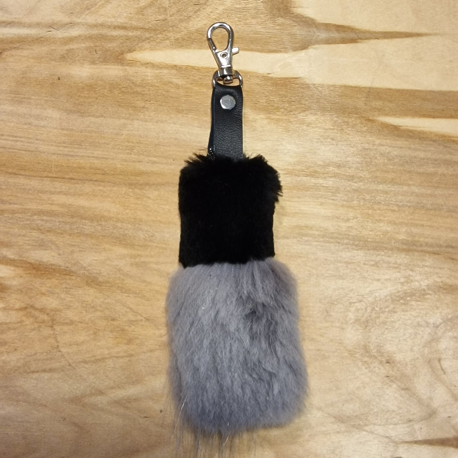 Melni pelēks mīkstas ādas atslēgu piekariņš (JĀNA 21) - www.tiptip.lv 