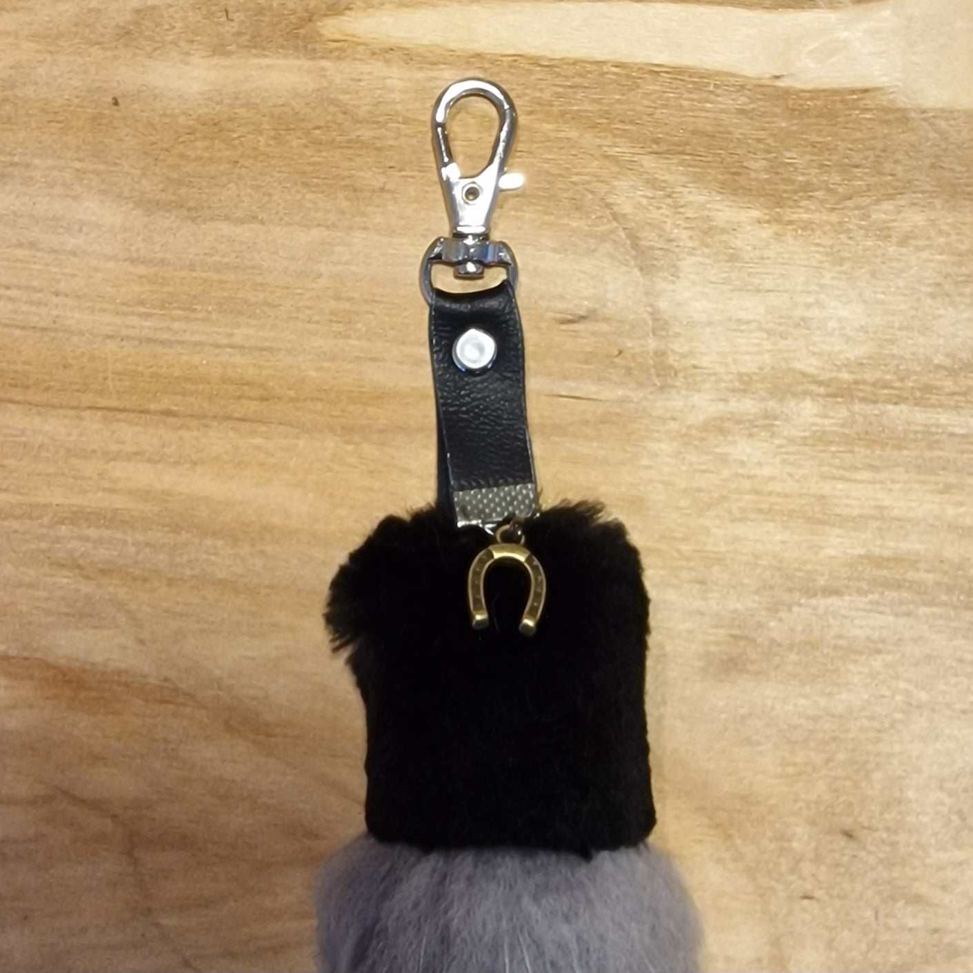 Melni pelēks mīkstas ādas atslēgu piekariņš (JĀNA 21) - www.tiptip.lv 