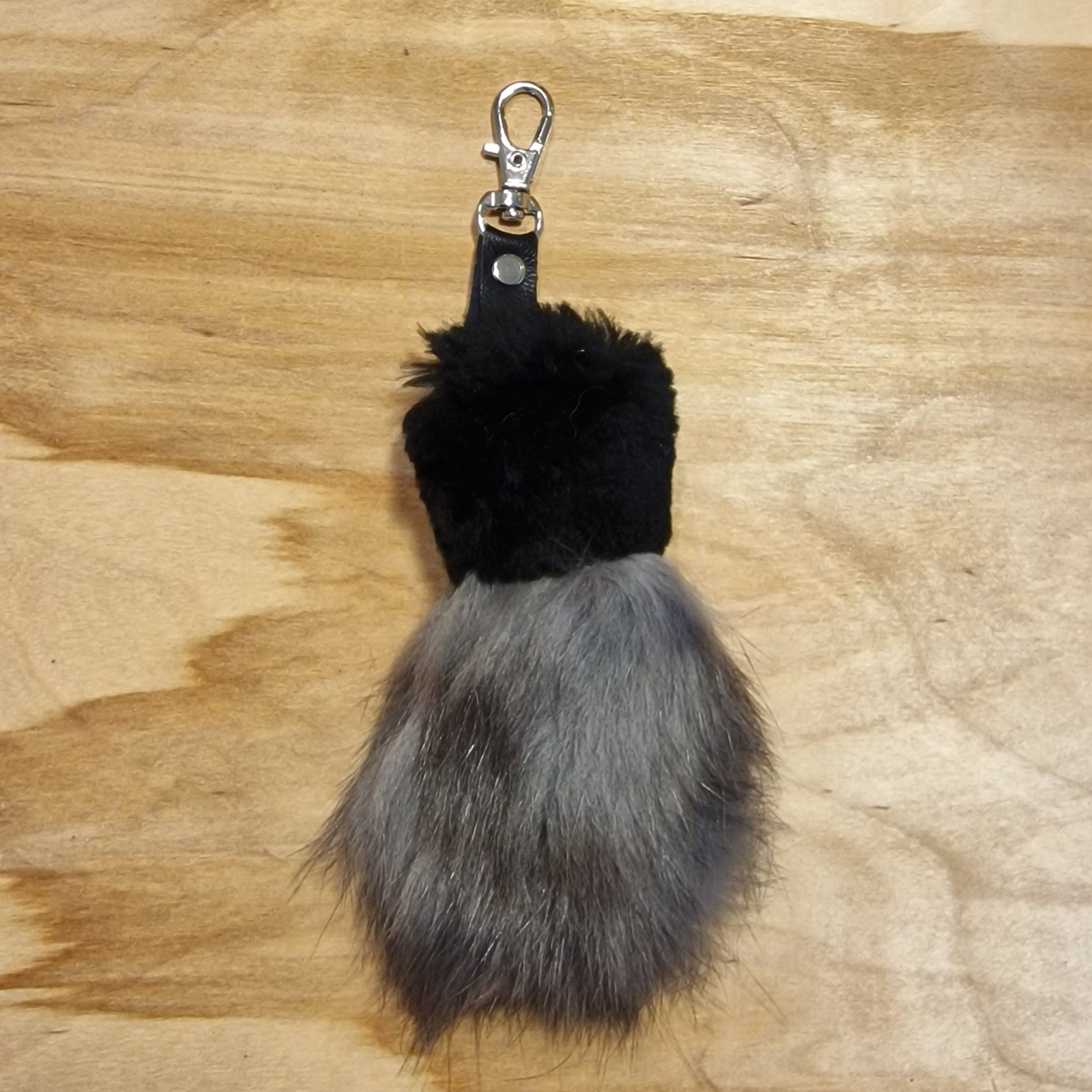 Melni pelēks mīkstas/pūkainas ādas atslēgu piekariņš (JĀNA 24) - www.tiptip.lv 