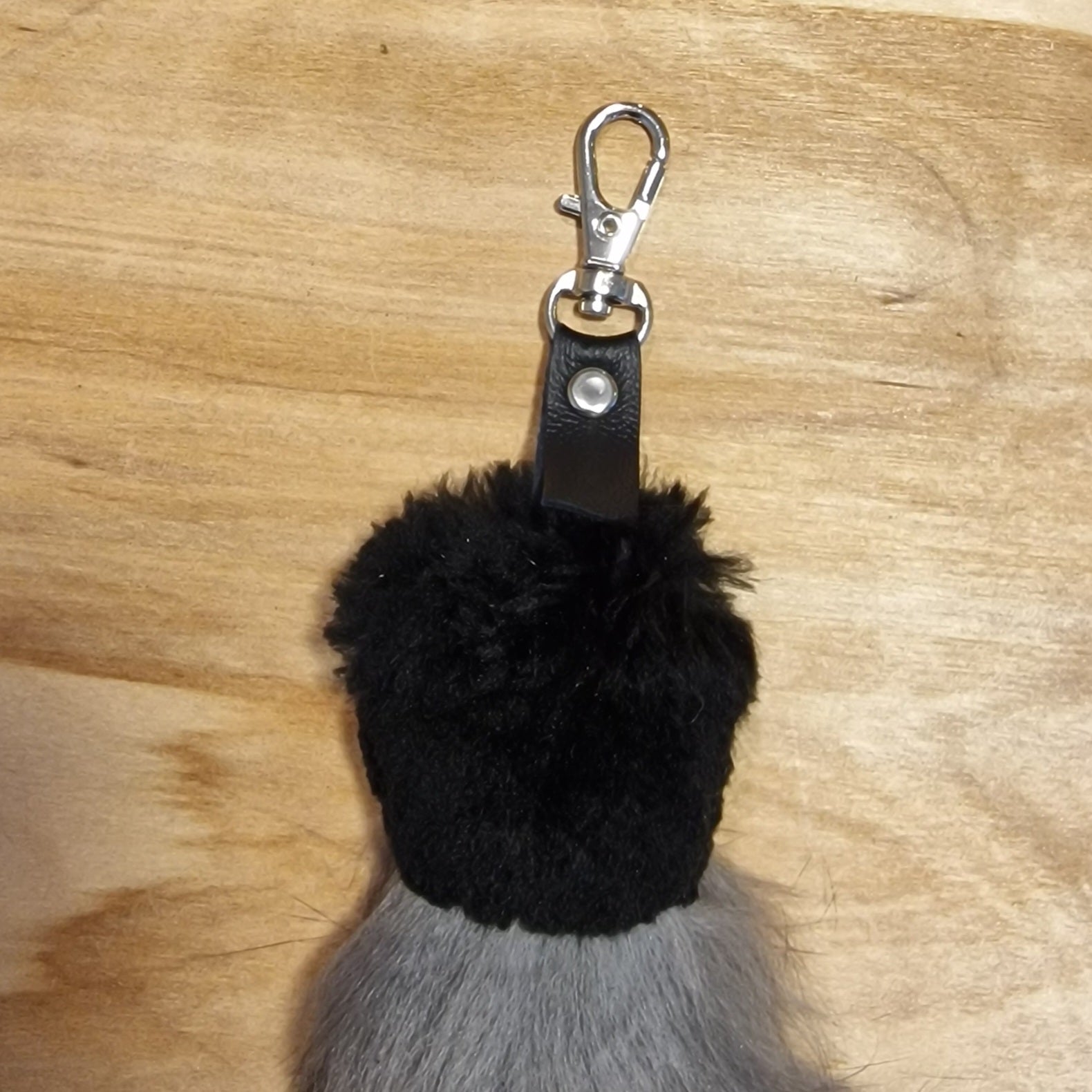 Melni pelēks mīkstas/pūkainas ādas atslēgu piekariņš (JĀNA 24) - www.tiptip.lv 