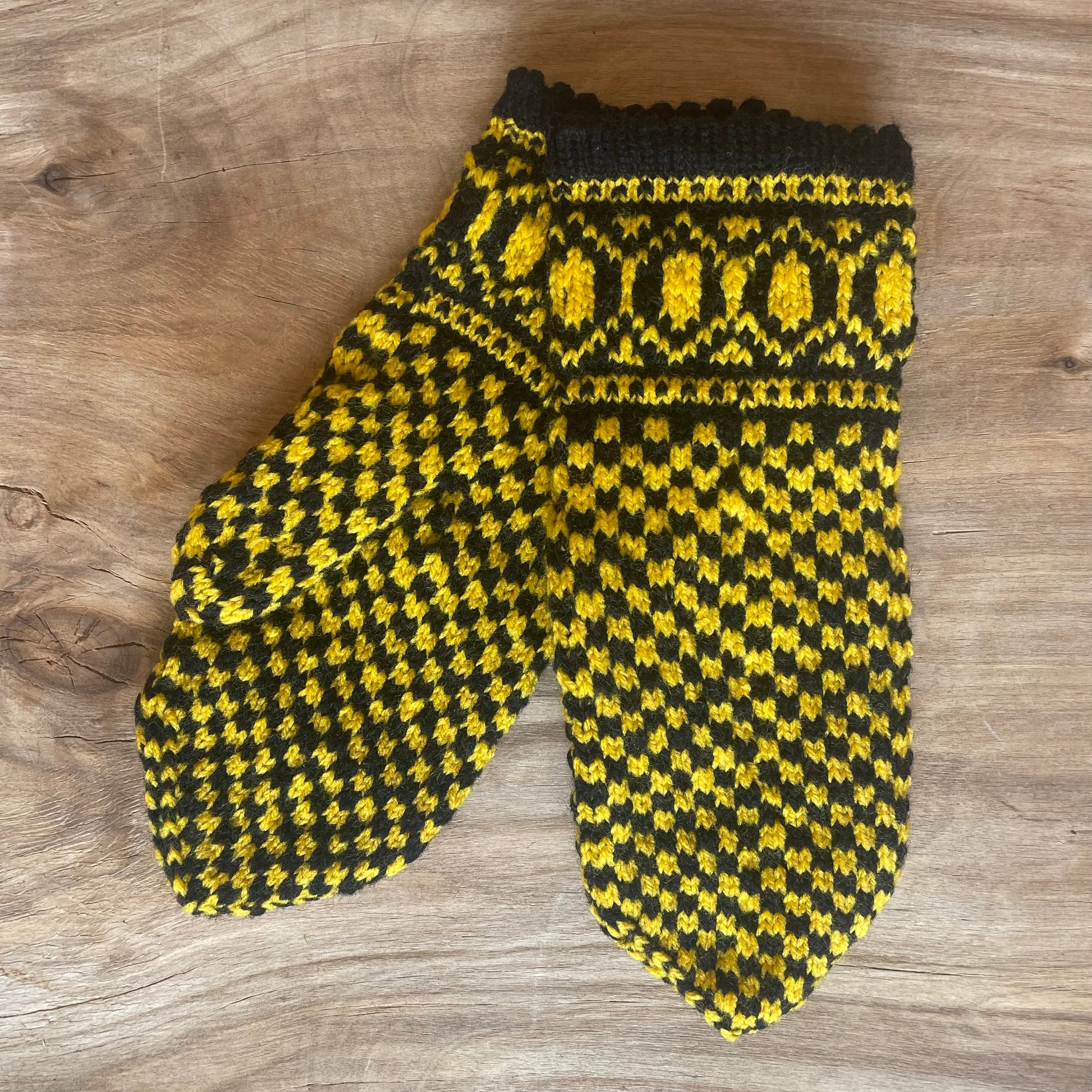 Melni vilnas dūraiņi ar dzeltenu dekoratīvu rakstu (ELPU43) - www.tiptip.lv 