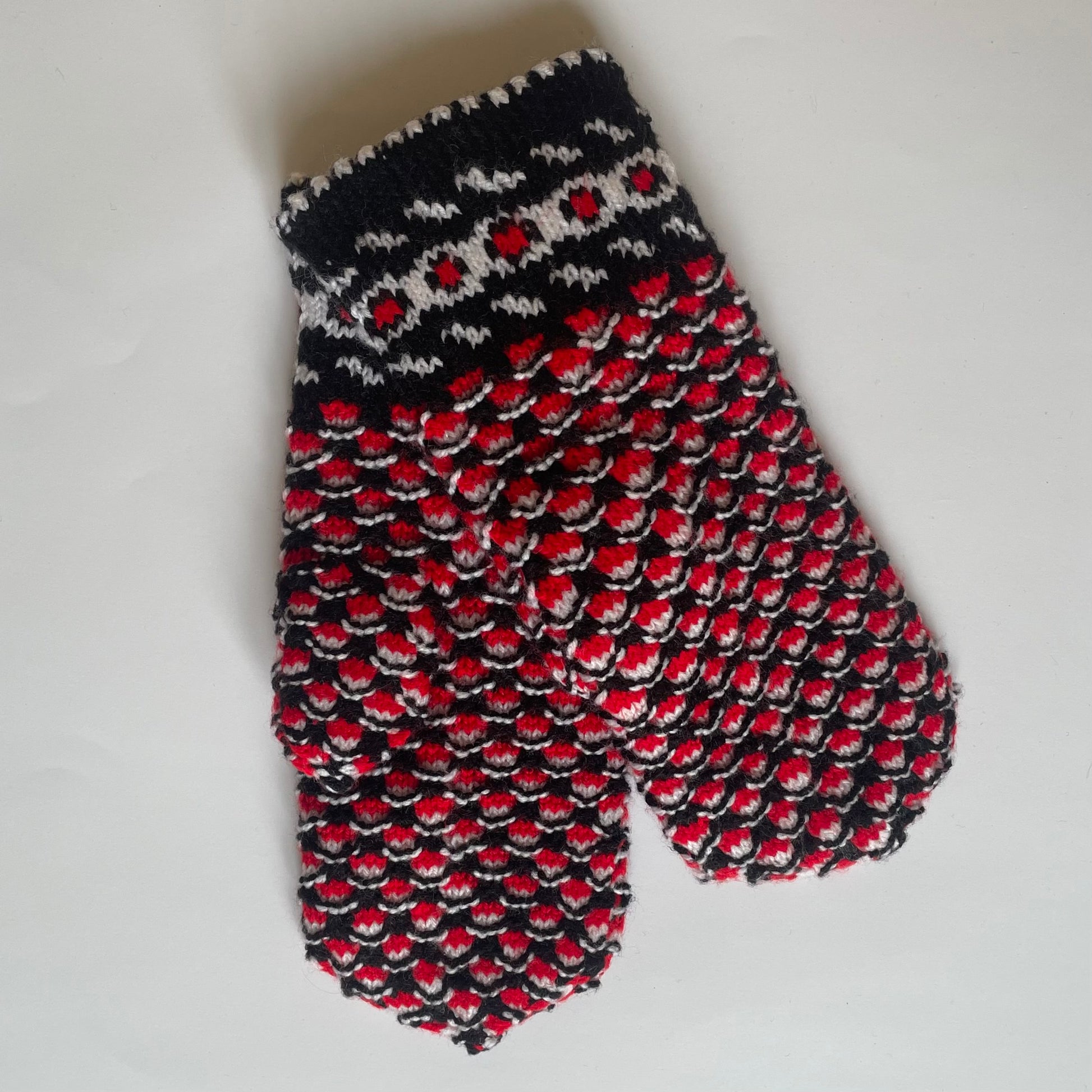 Melni vilnas dubultie dūraiņi ar dekoratīvu rakstu (GEBA 115) - www.tiptip.lv 