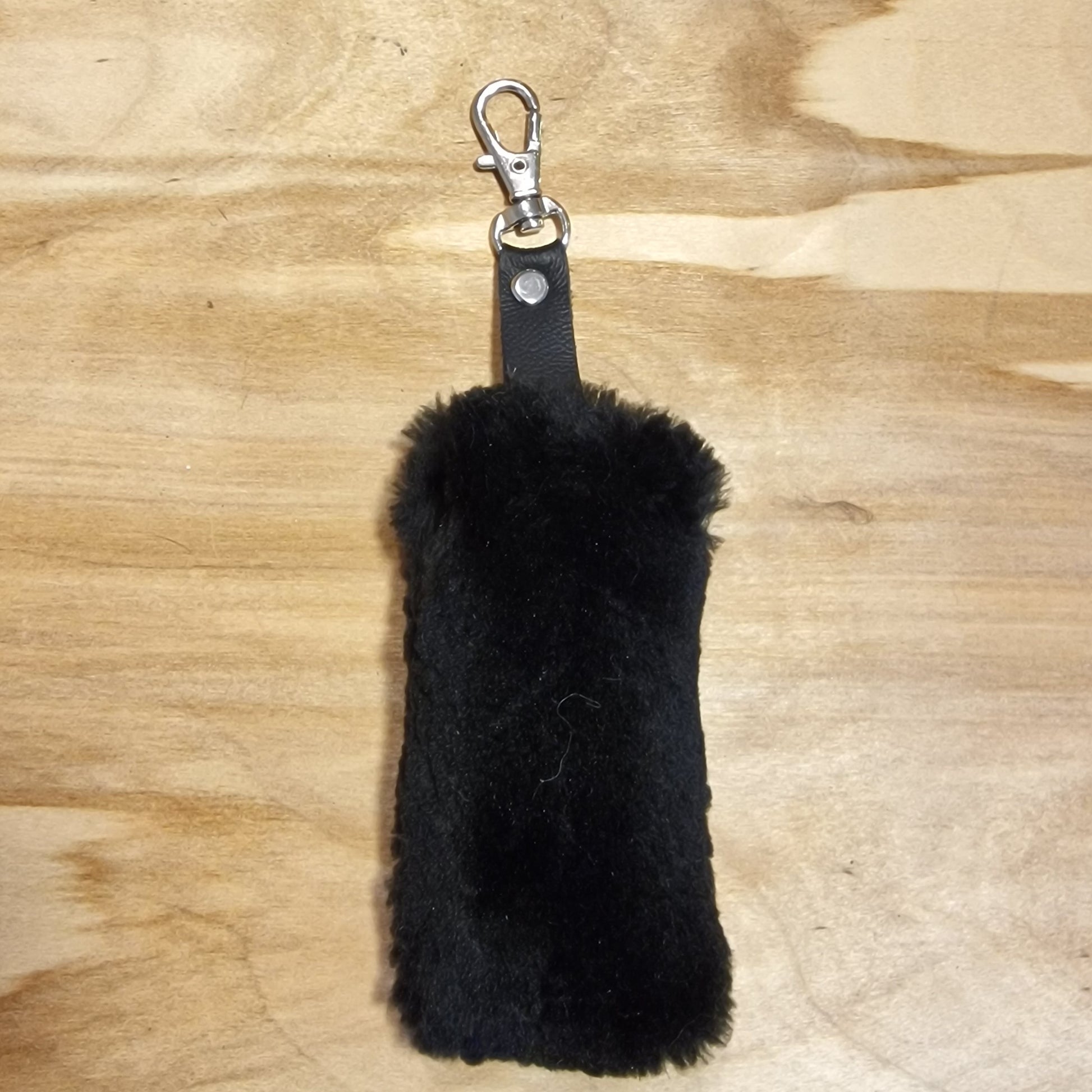 Melns mīkstas ādas atslēgu piekariņš (JĀNA 13) - www.tiptip.lv 