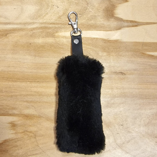 Melns mīkstas ādas atslēgu piekariņš (JĀNA 13) - www.tiptip.lv 