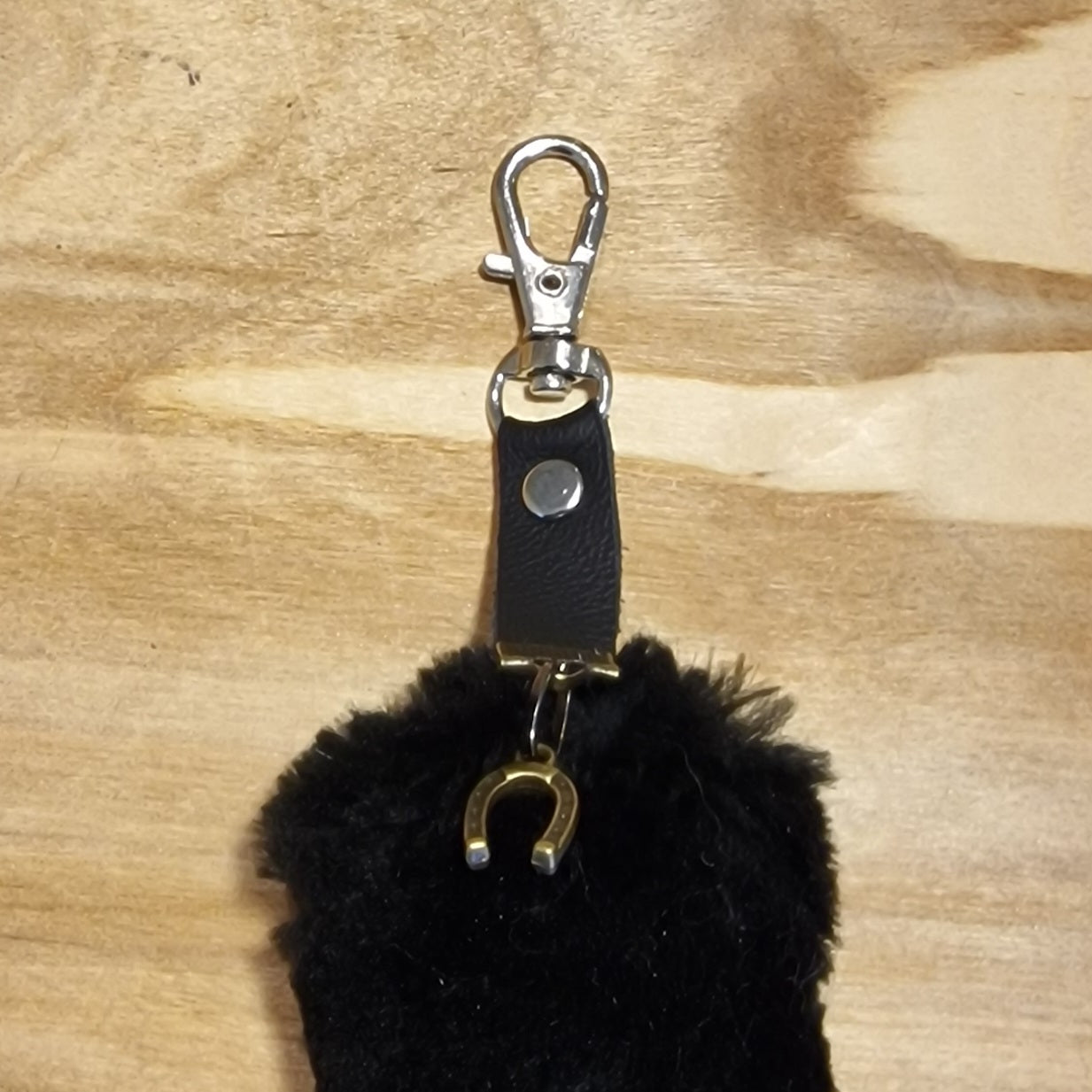 Melns mīkstas ādas atslēgu piekariņš (JĀNA 13) - www.tiptip.lv 