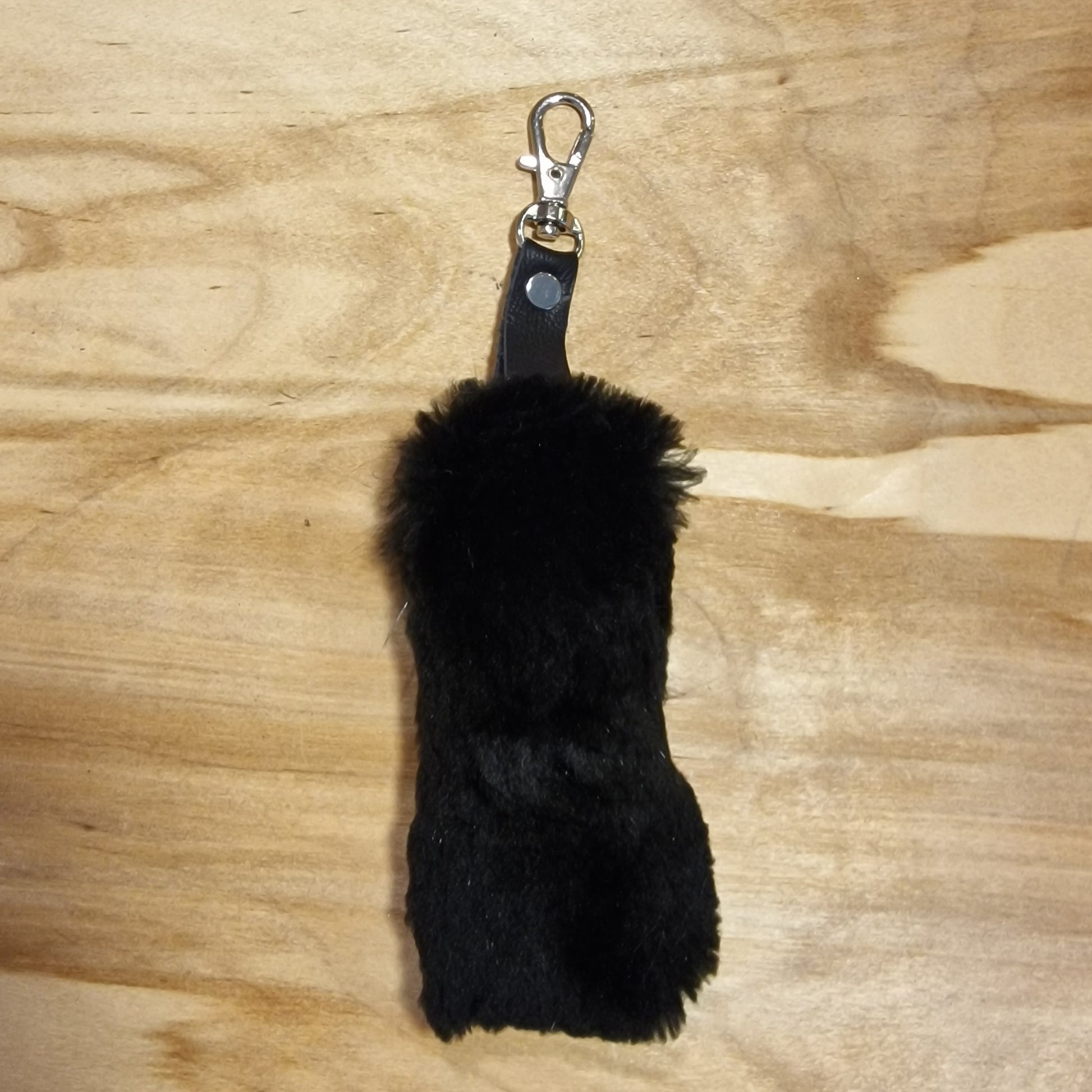 Melns mīkstas ādas atslēgu piekariņš (JĀNA 20) - www.tiptip.lv 