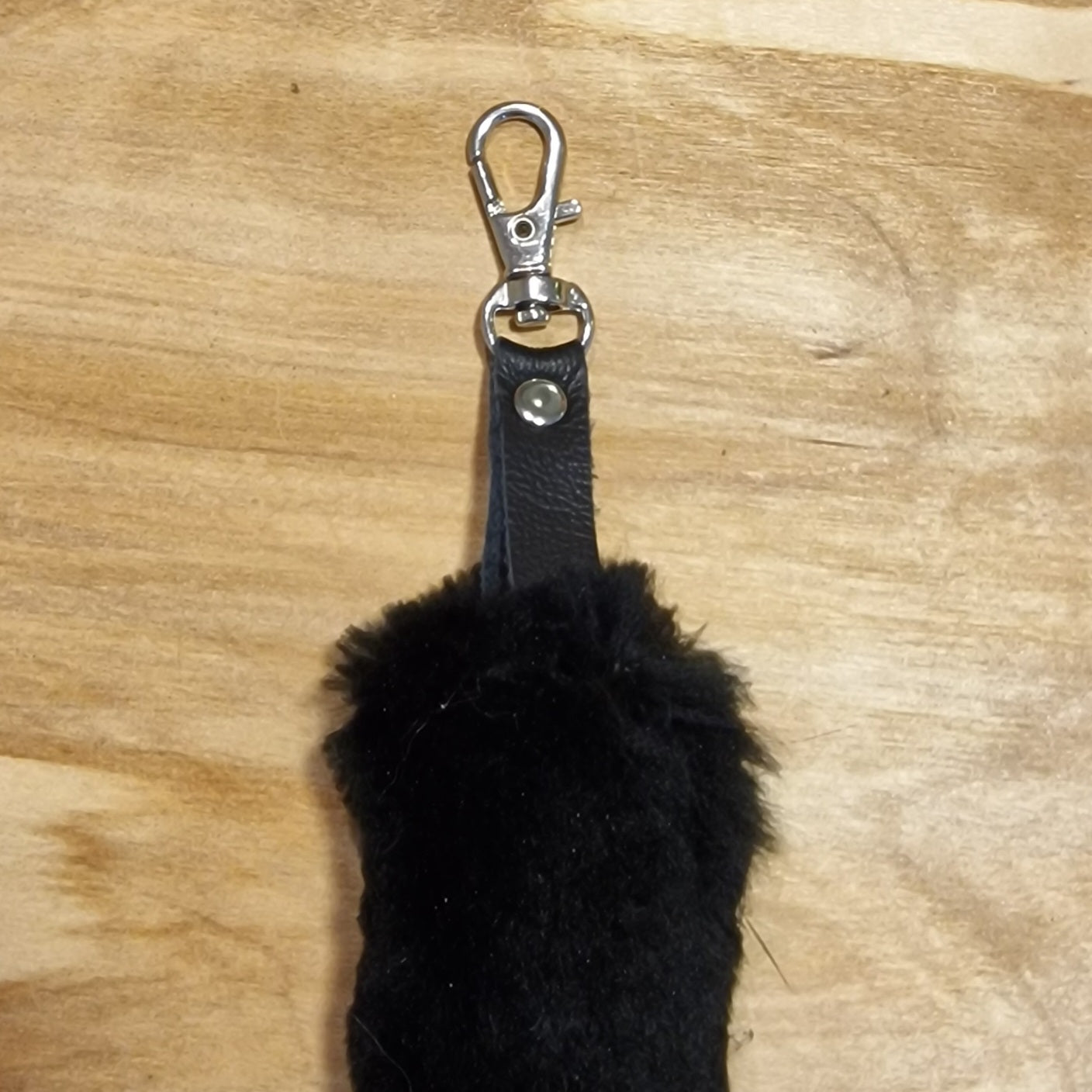 Melns mīkstas ādas atslēgu piekariņš (JĀNA 20) - www.tiptip.lv 