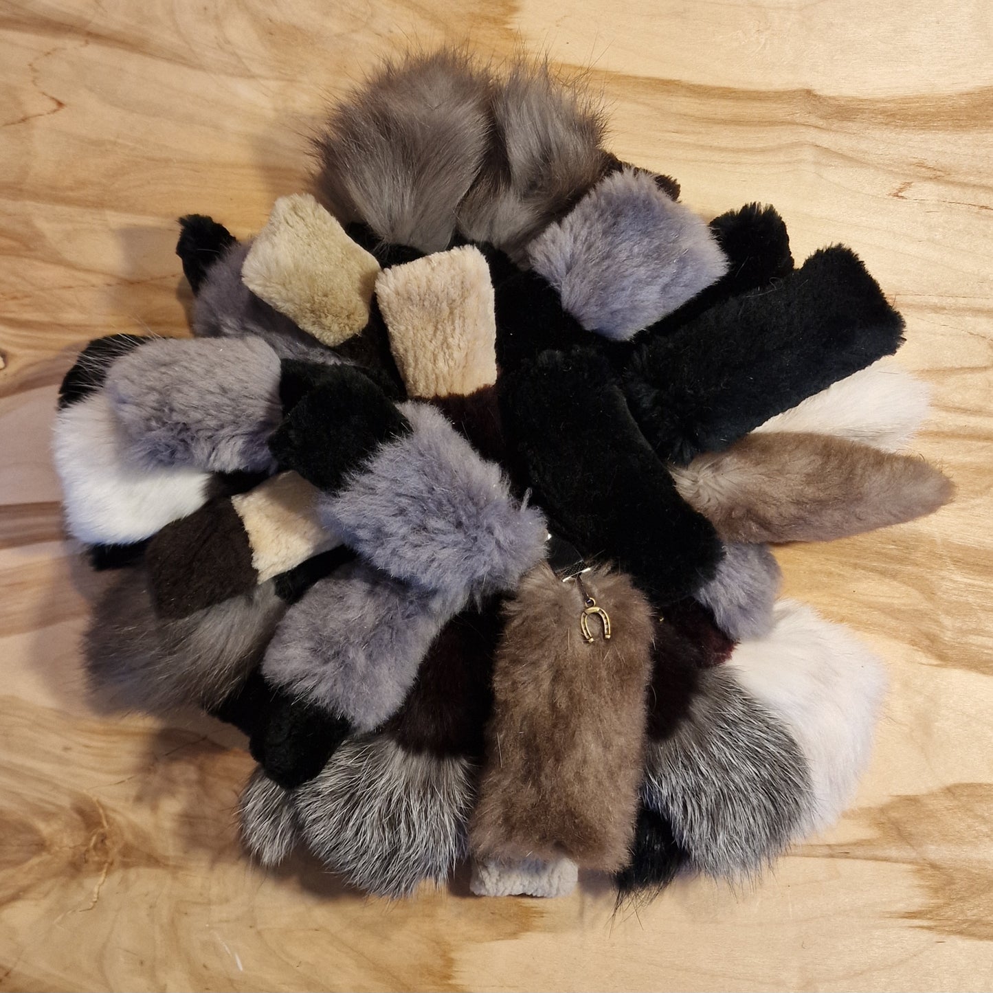 Melns mīkstas ādas atslēgu piekariņš (JĀNA 20) - www.tiptip.lv 