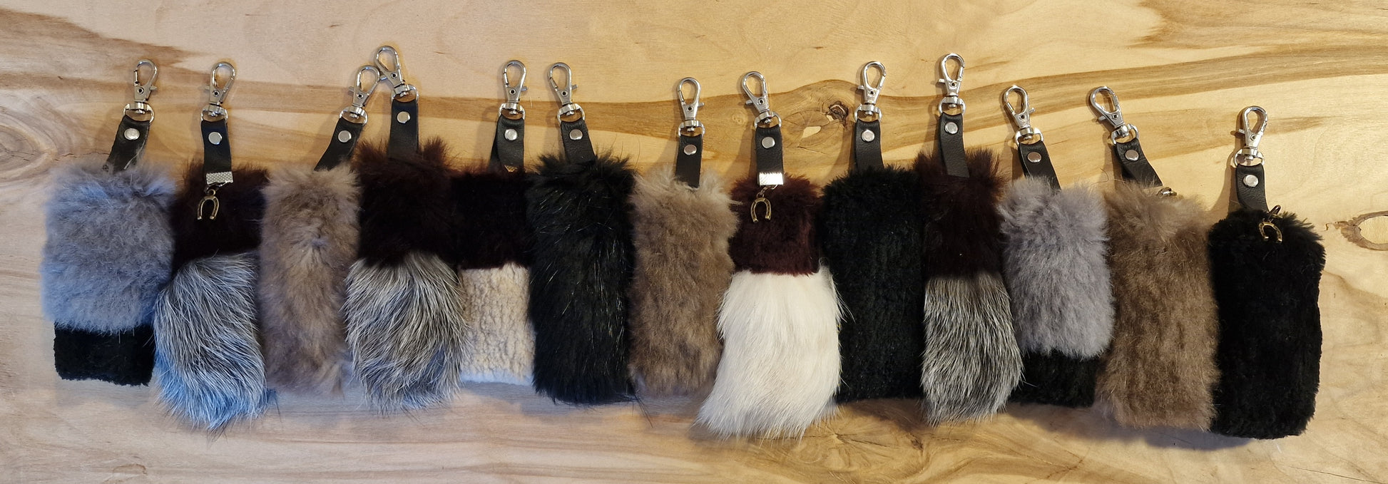 Melns mīkstas ādas atslēgu piekariņš (JĀNA 27) - www.tiptip.lv 