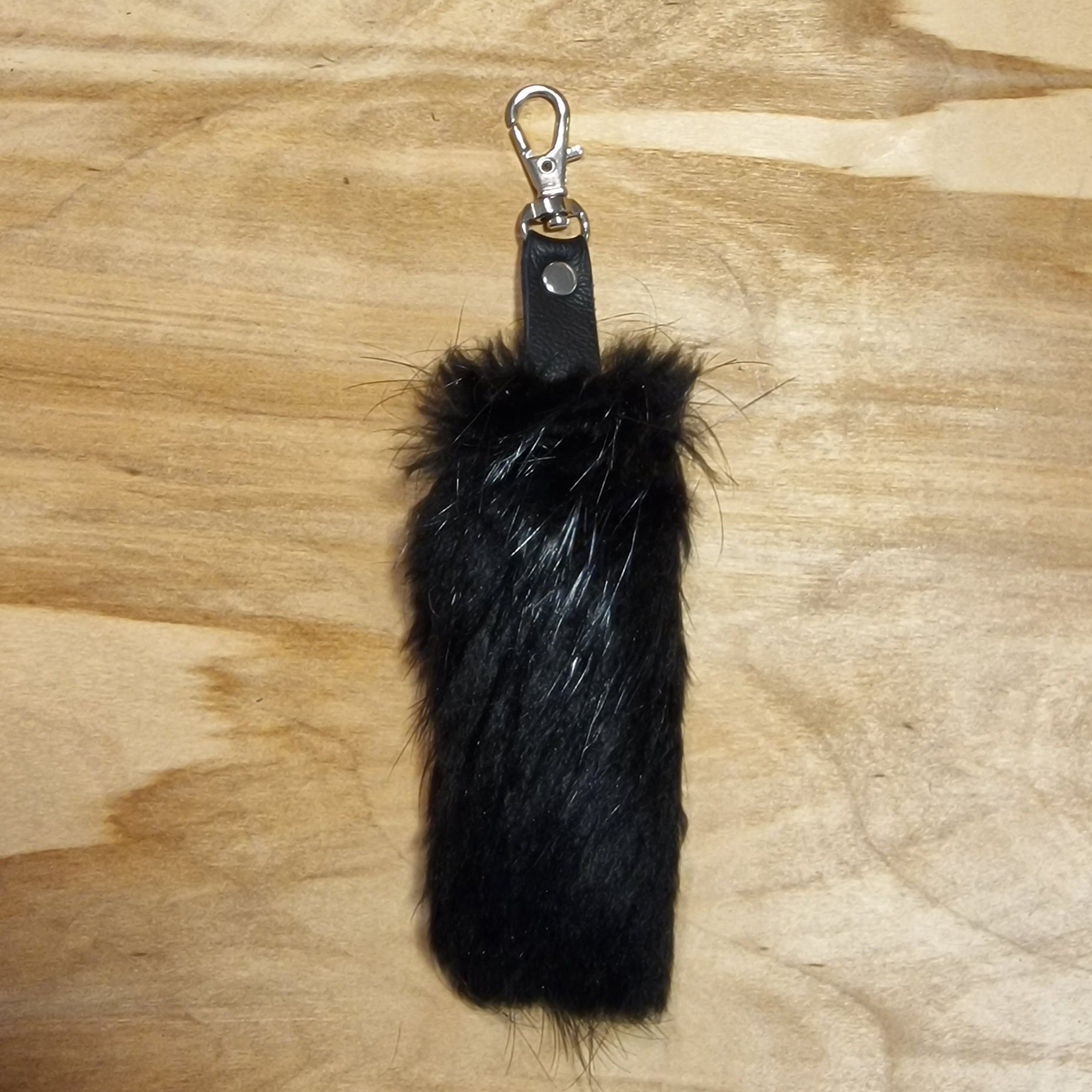 Melns mīkstas ādas atslēgu piekariņš (JĀNA 27) - www.tiptip.lv 