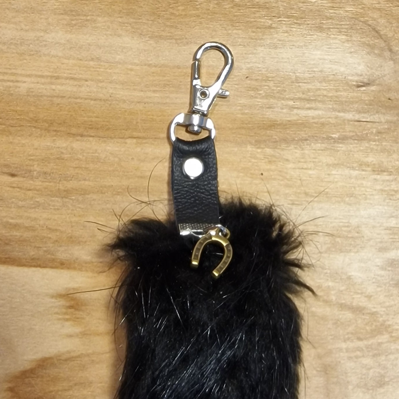 Melns mīkstas ādas atslēgu piekariņš (JĀNA 27) - www.tiptip.lv 