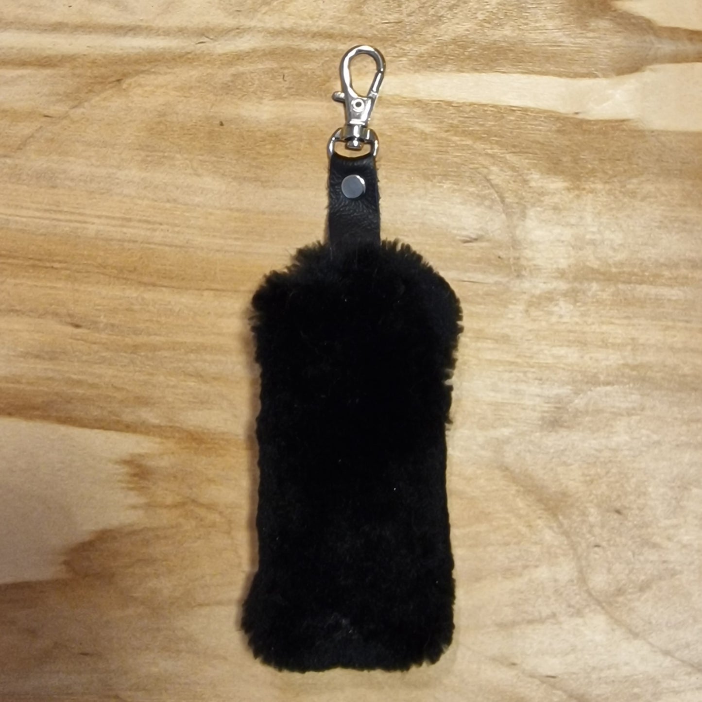 Melns mīkstas ādas atslēgu piekariņš (JĀNA 29) - www.tiptip.lv 