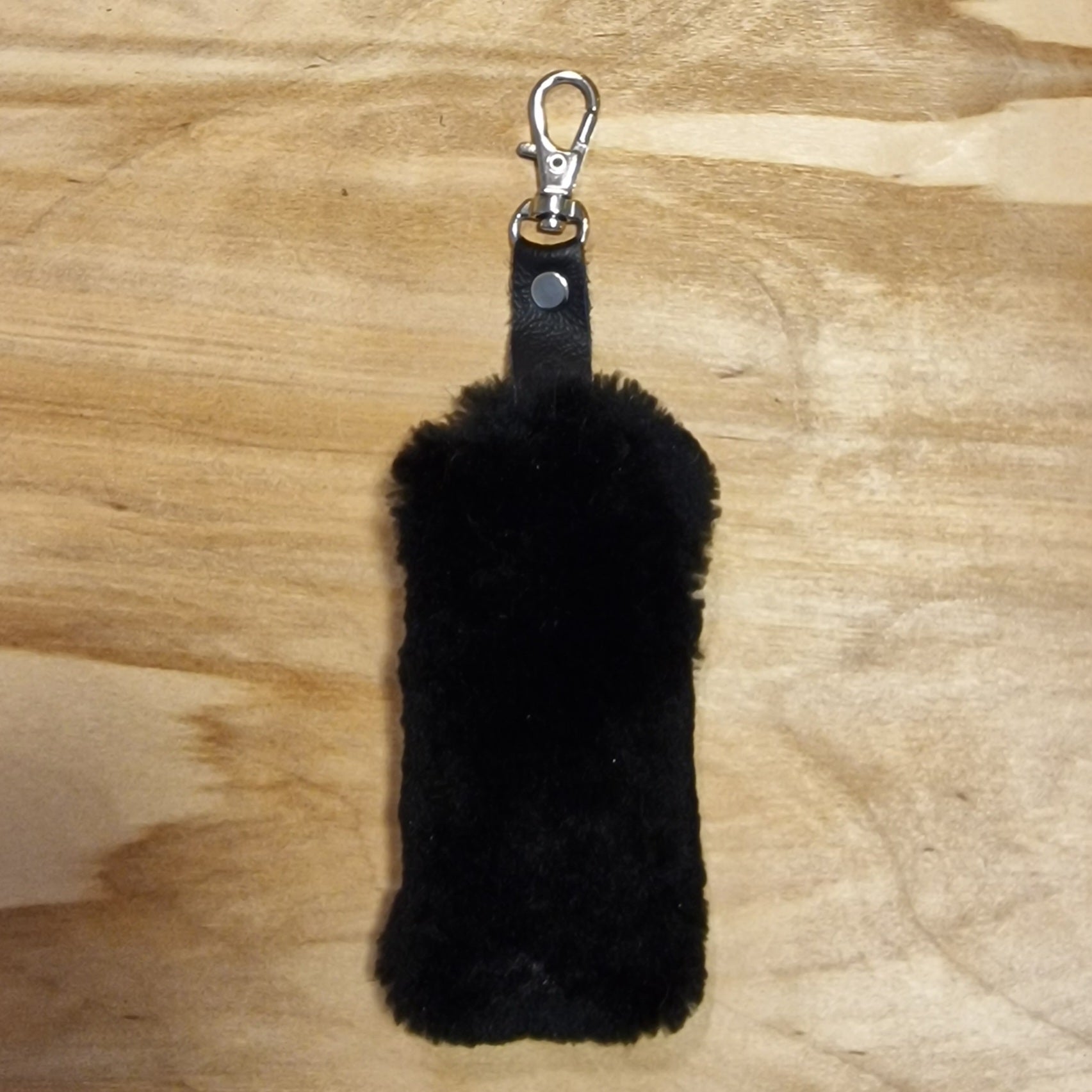 Melns mīkstas ādas atslēgu piekariņš (JĀNA 29) - www.tiptip.lv 