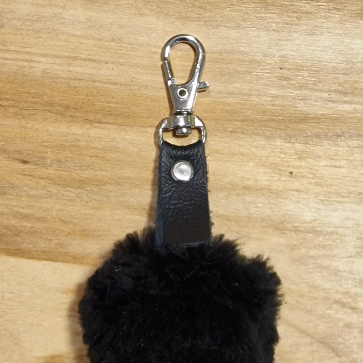 Melns mīkstas ādas atslēgu piekariņš (JĀNA 29) - www.tiptip.lv 