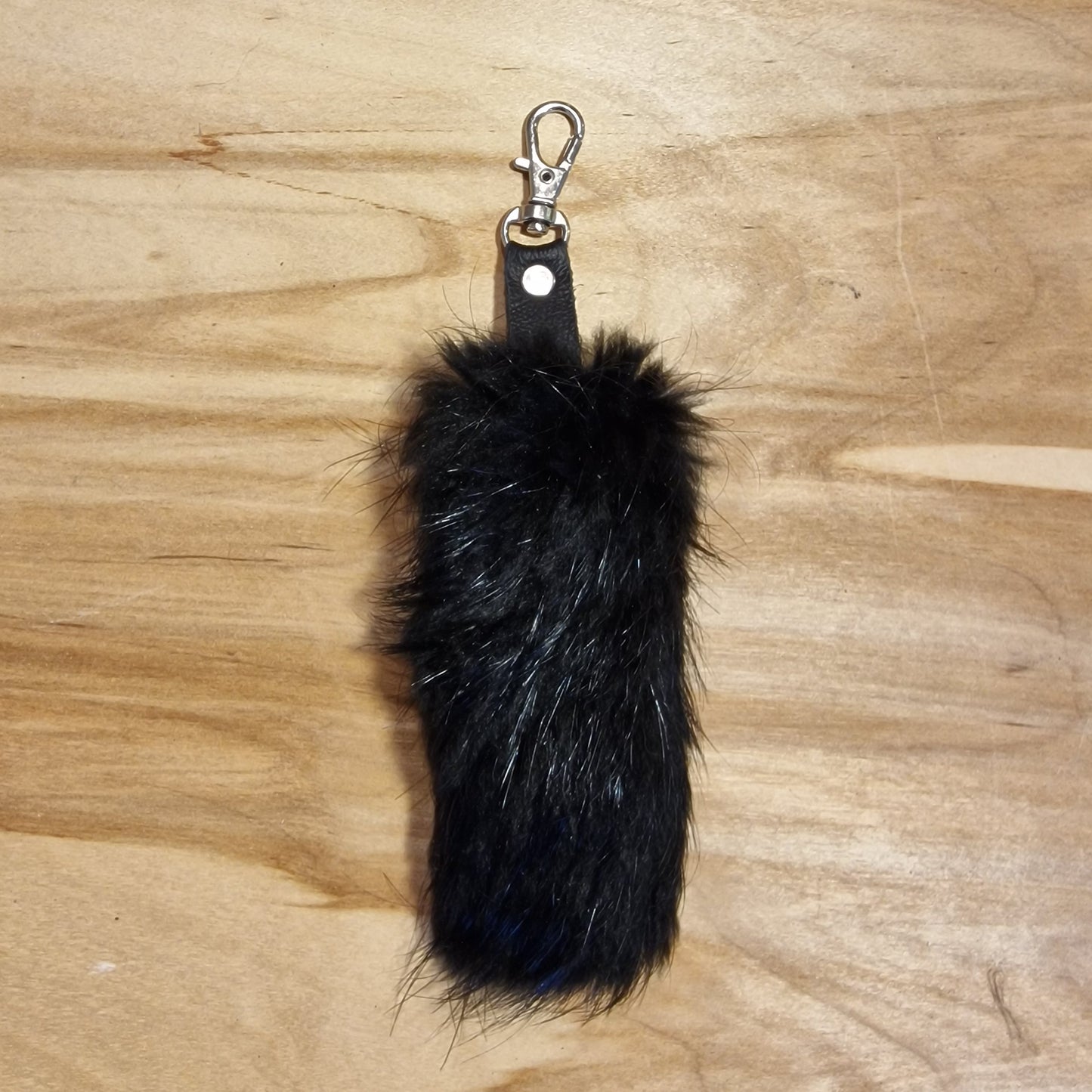 Melns mīkstas ādas atslēgu piekariņš (JĀNA 6) - www.tiptip.lv 