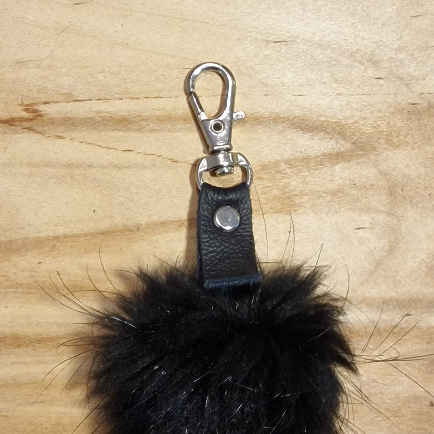 Melns mīkstas ādas atslēgu piekariņš (JĀNA 6) - www.tiptip.lv 