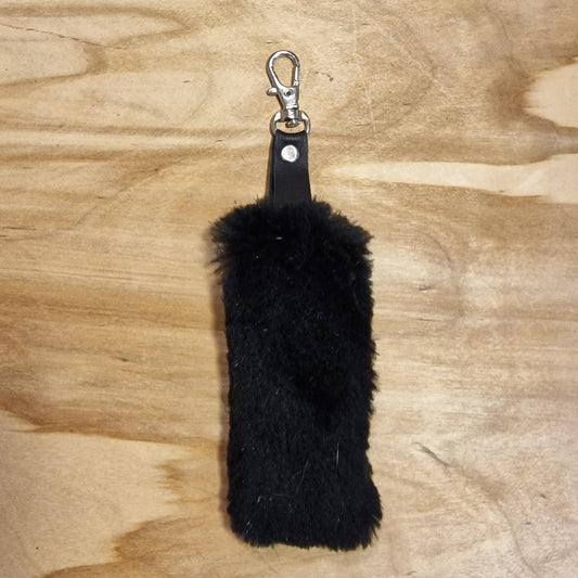 Melns mīkstas ādas atslēgu piekariņš (JĀNA 9) - www.tiptip.lv 