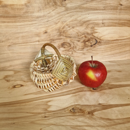 Neliels apaļš mizotu klūgu groziņš (SALA 177) - www.tiptip.lv 