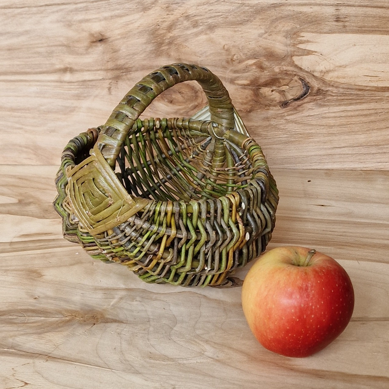 Neliels apaļš nemizotu klūgu groziņš (SALA 155) - www.tiptip.lv 