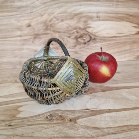 Neliels apaļš nemizotu klūgu groziņš (SALA 180) - www.tiptip.lv 