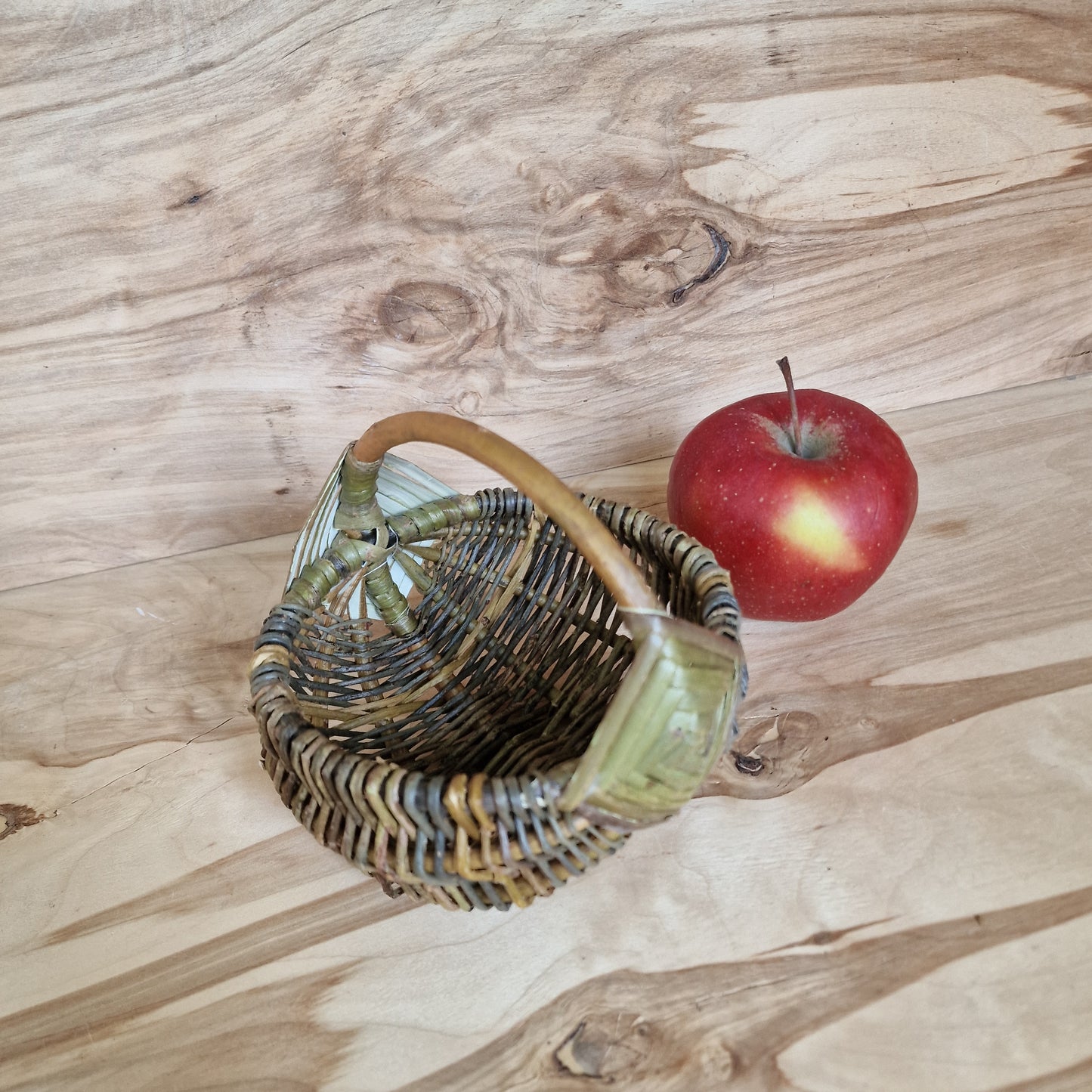 Neliels apaļš nemizotu klūgu groziņš (SALA 182) - www.tiptip.lv 