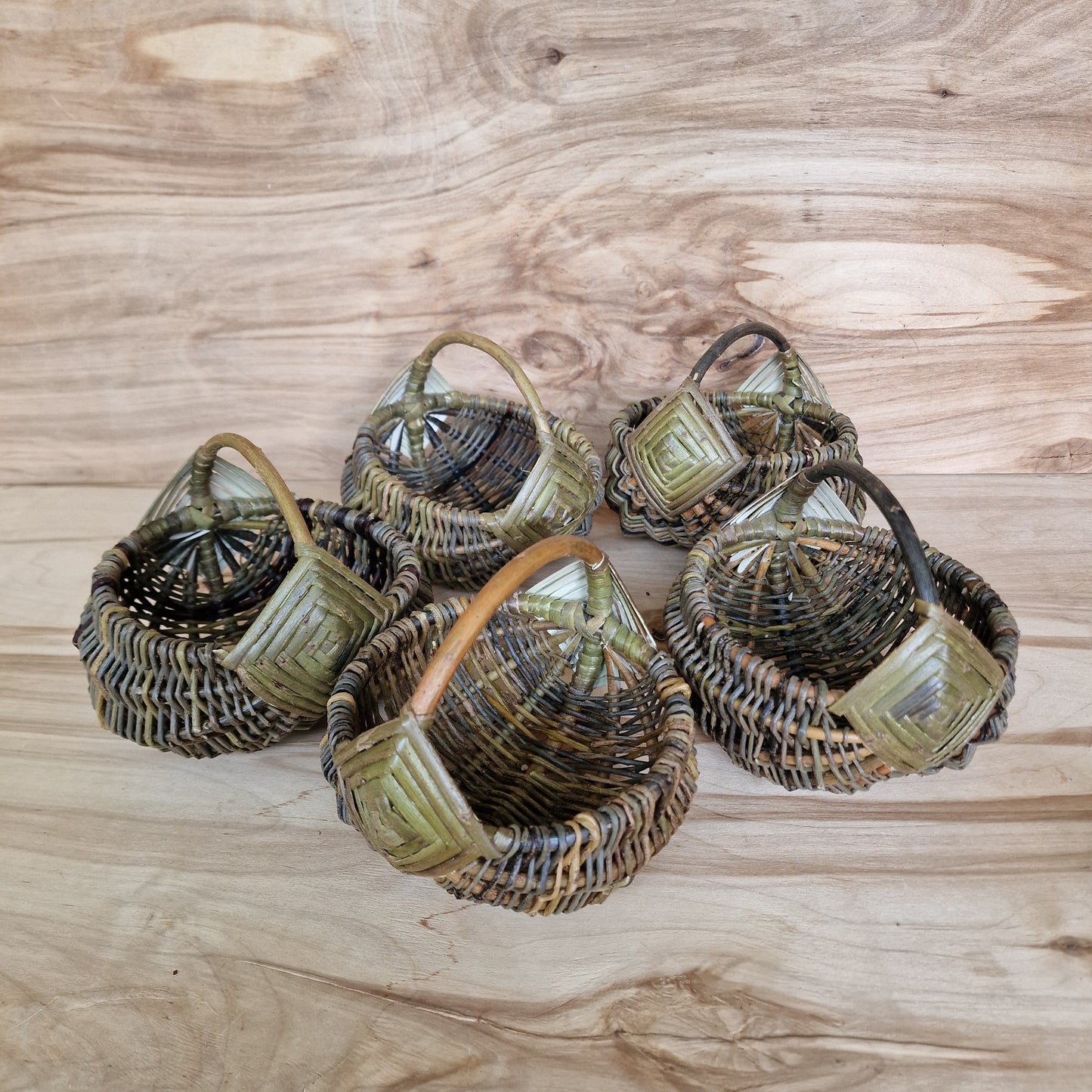 Neliels apaļš nemizotu klūgu groziņš (SALA 182) - www.tiptip.lv 