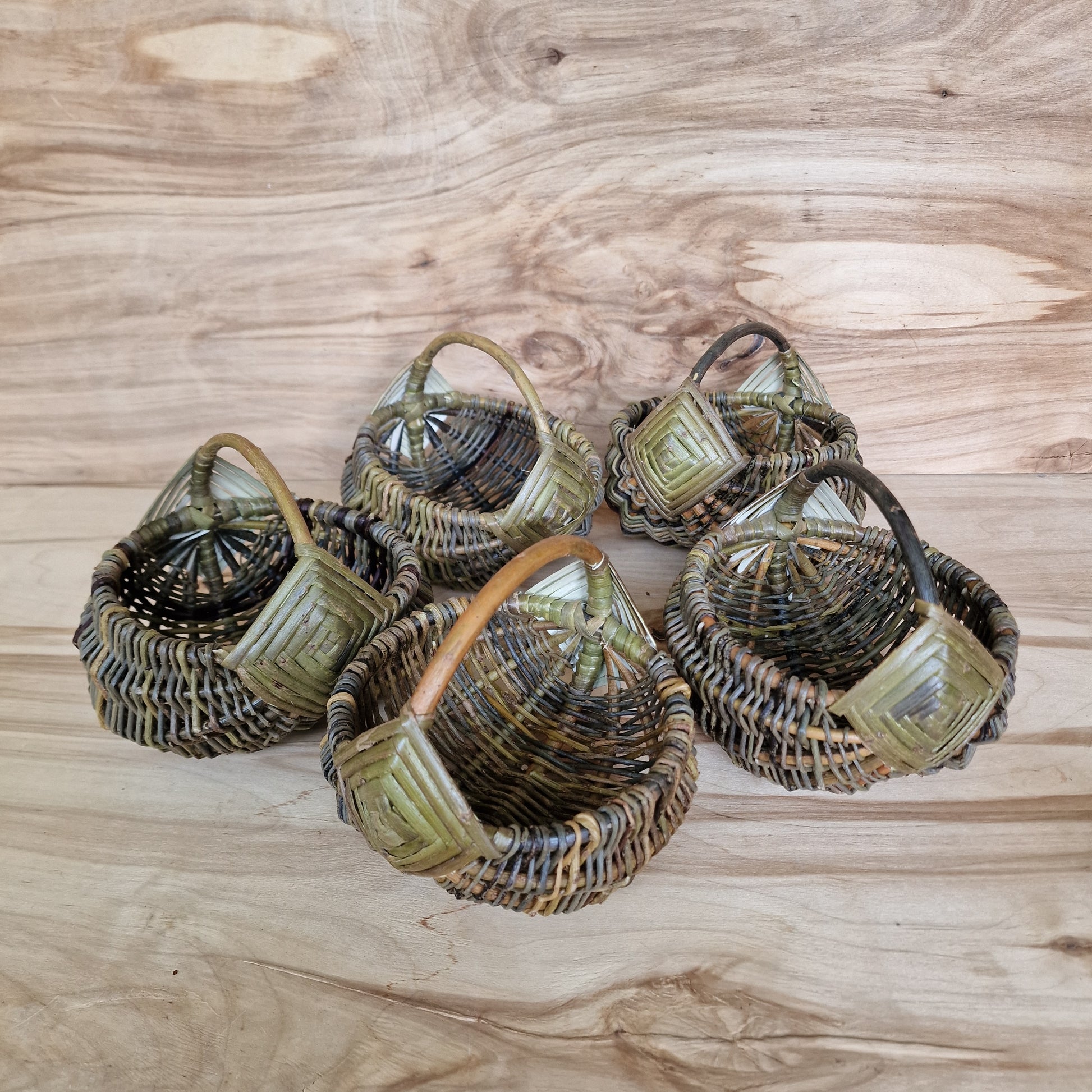 Neliels apaļš nemizotu klūgu groziņš (SALA 182) - www.tiptip.lv 