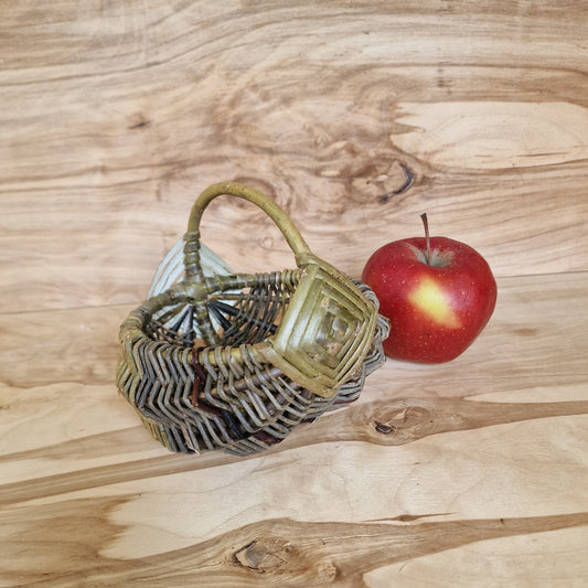 Neliels apaļš nemizotu klūgu groziņš (SALA 184) - www.tiptip.lv 