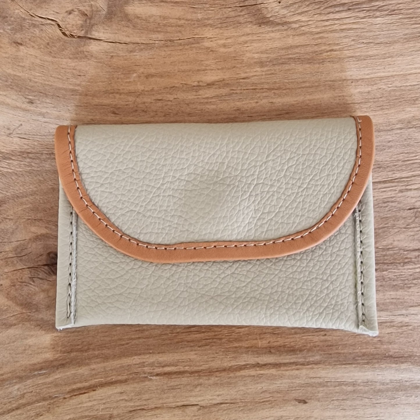 Neliels dabīgās ādas karšu/naudas maciņš ar 2 nodalījumiem / dabīgi baltā krāsā (RARA 218) - www.tiptip.lv 