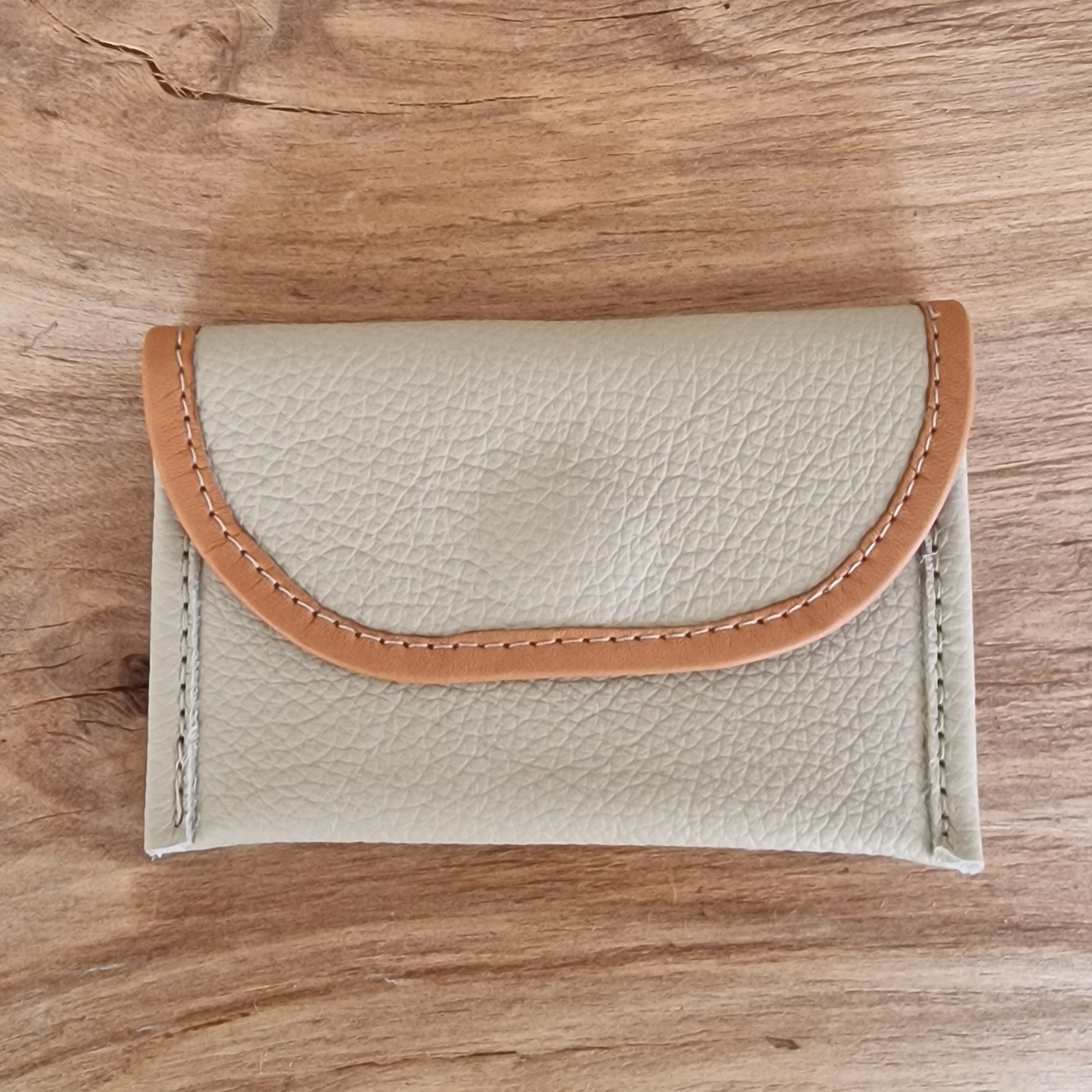 Neliels dabīgās ādas karšu/naudas maciņš ar 2 nodalījumiem / dabīgi baltā krāsā (RARA 218) - www.tiptip.lv 